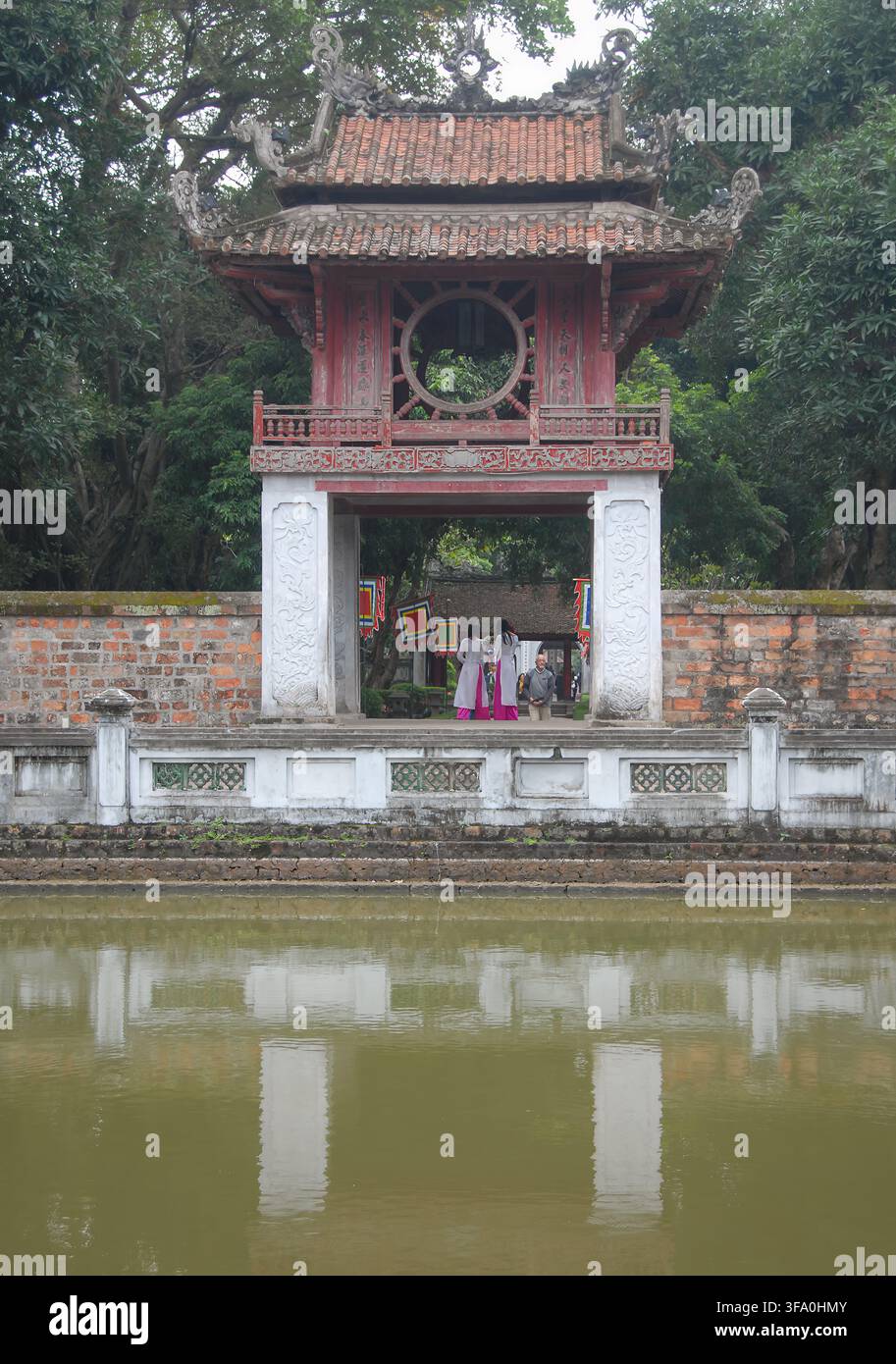 Tempel der Literatur in Hanoi, Vietnam. Dritter Hof mit dem Thien-Quang-Brunnen (Brunnen der himmlischen Klarheit) und dem Khue-Van-Pavillon, dem Symbol von Hanoi. Stockfoto