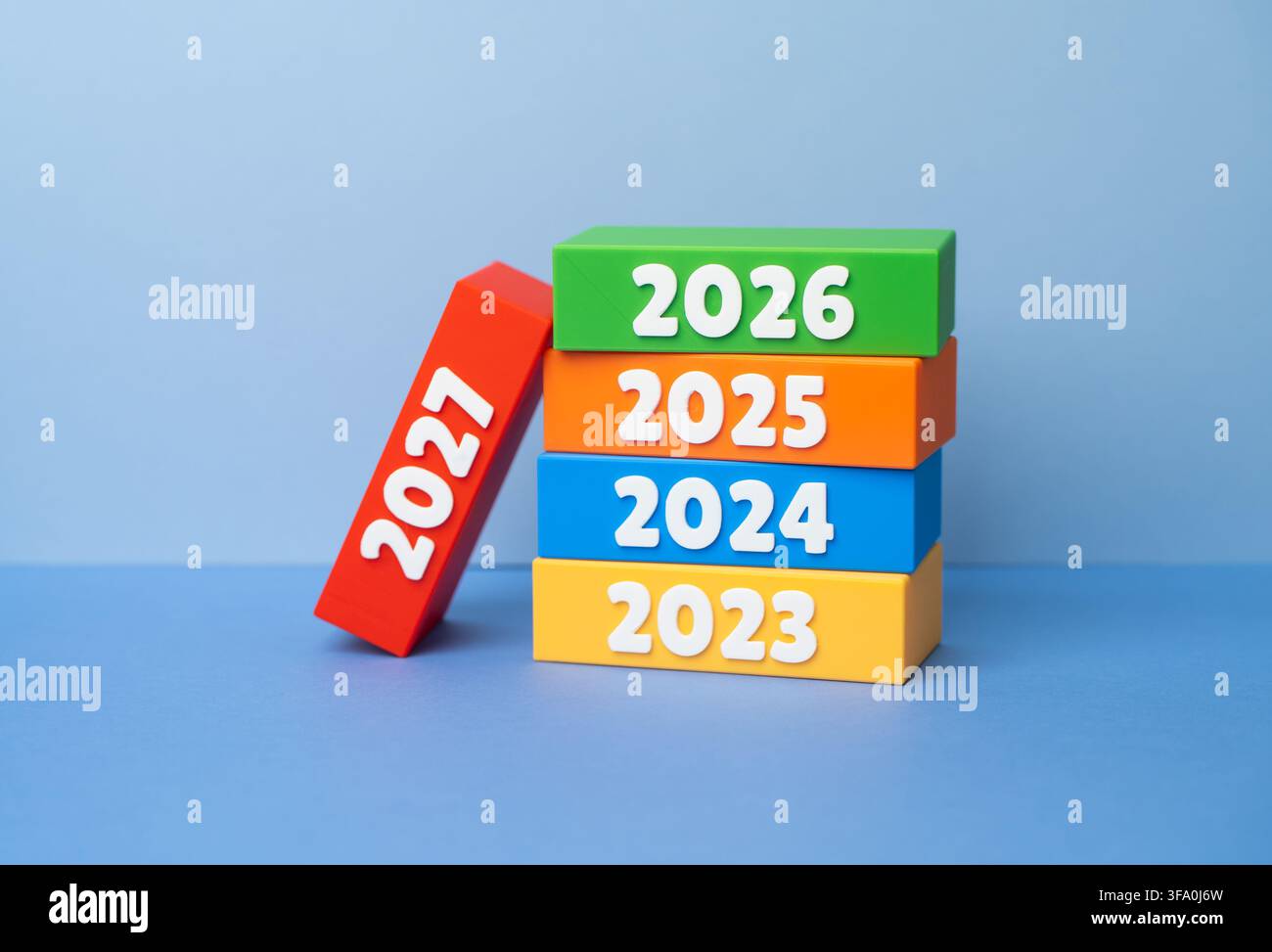 Ein Stapel Dominosteine mit den Jahren 2027. Vorbereitung auf das neue Jahr, Pläne schmieden und Ziele setzen. Strategische Vision, Zielsetzung, neue Anfänge, e Stockfoto