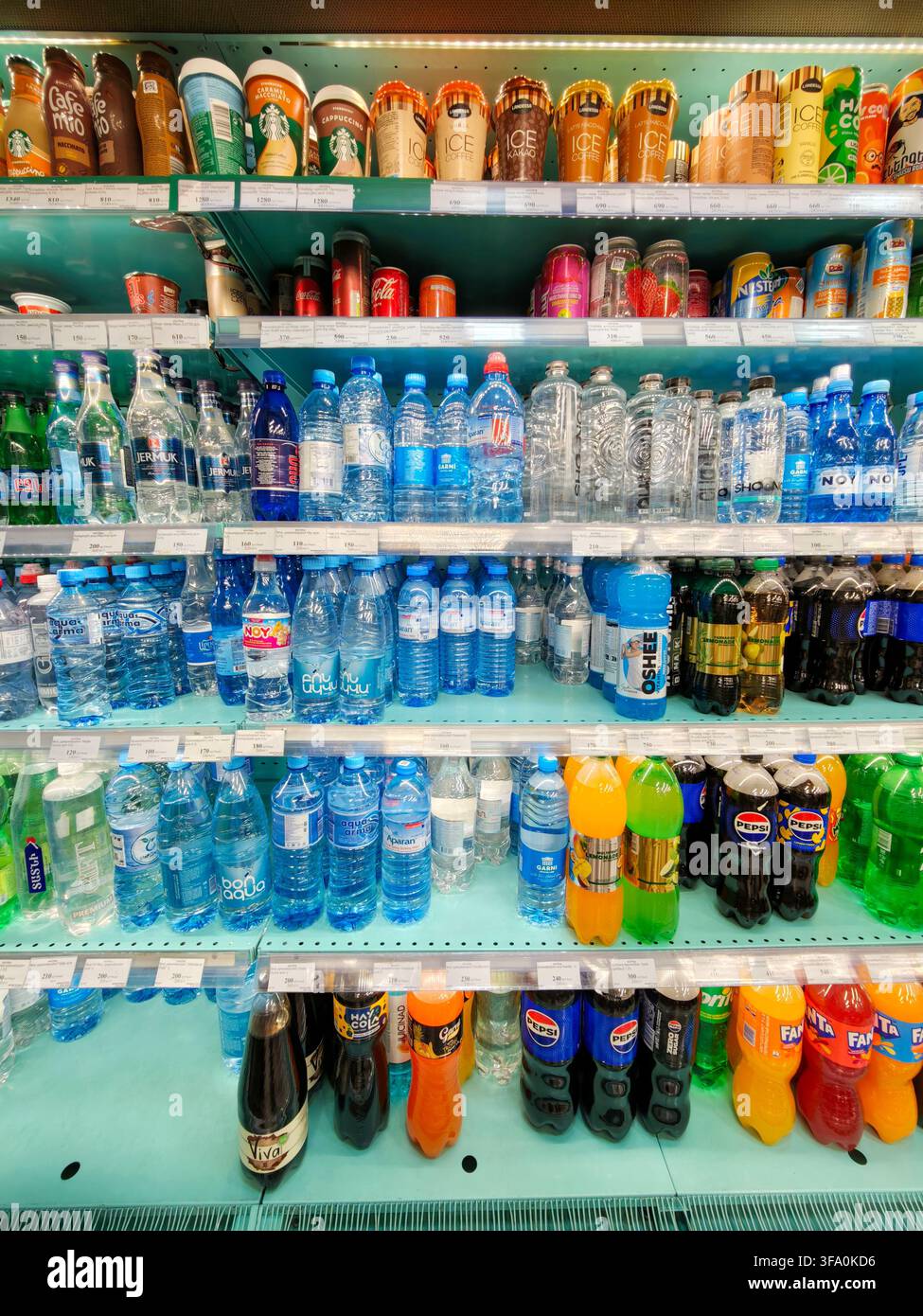 Regale von Wasser in Flaschen zum Verkauf im Supermarkt Stockfotografie