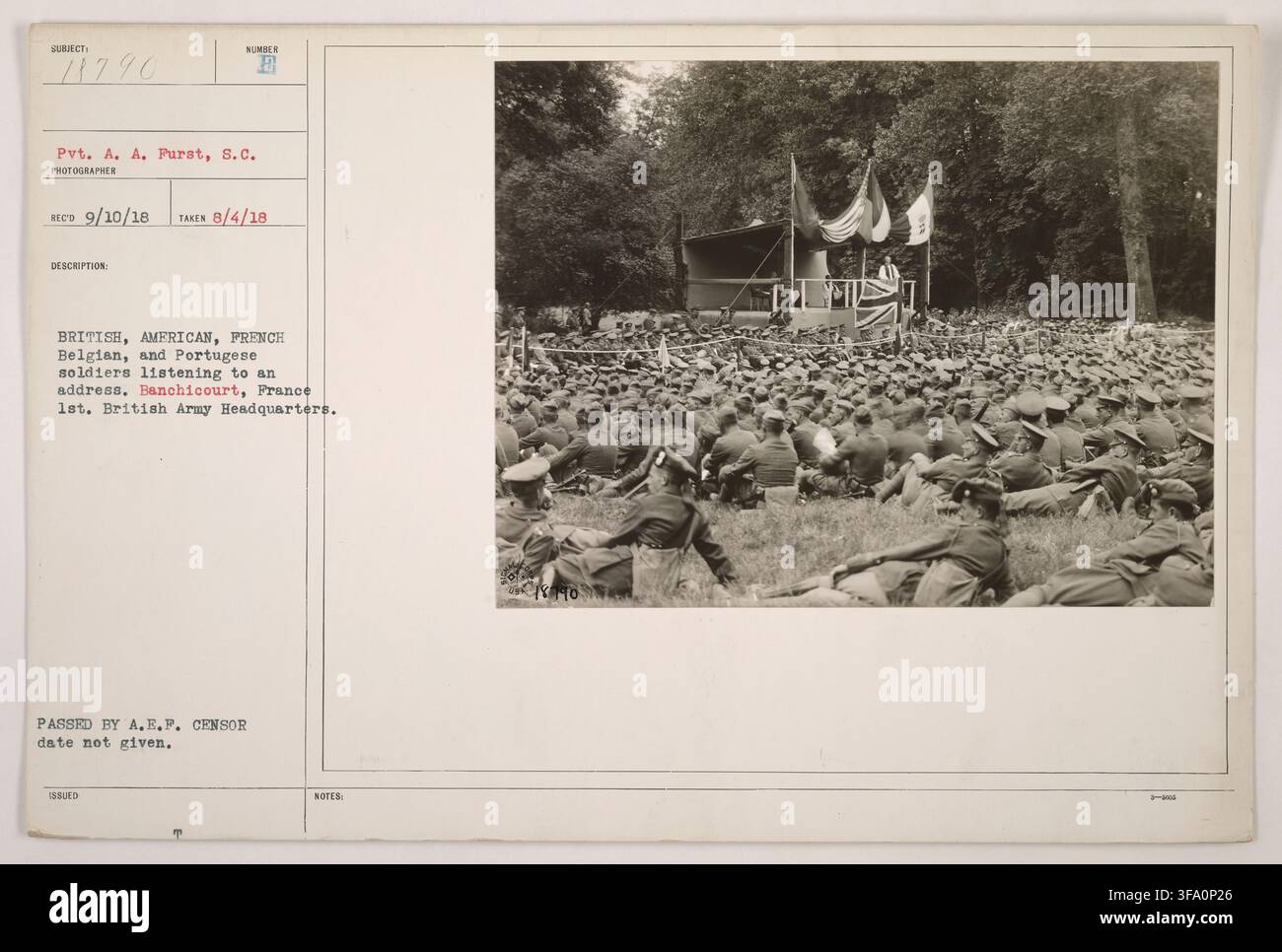 Private A. Furst, ein Soldat der britischen Armee, fotografiert am 4. August 1918 in Banchicourt, Frankreich, mit britischen, amerikanischen, französischen, belgischen und portugiesischen Soldaten, die einer Ansprache im Hauptquartier der britischen Armee lauschen. Stockfoto