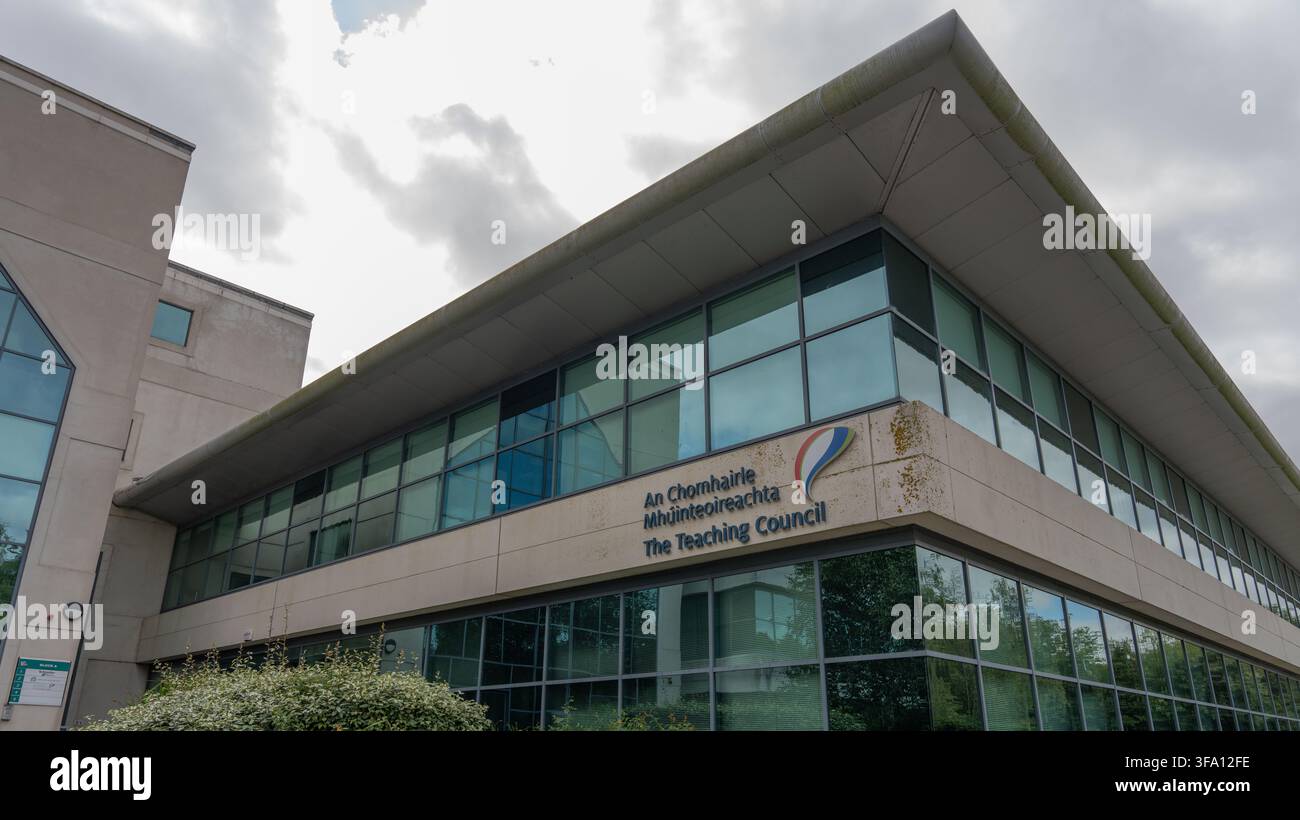 Maynooth, County Kildare, Irland, 15. August 2026: Büro des Lehrerrats von Irland. Schild am Eingang des Gebäudes Stockfoto