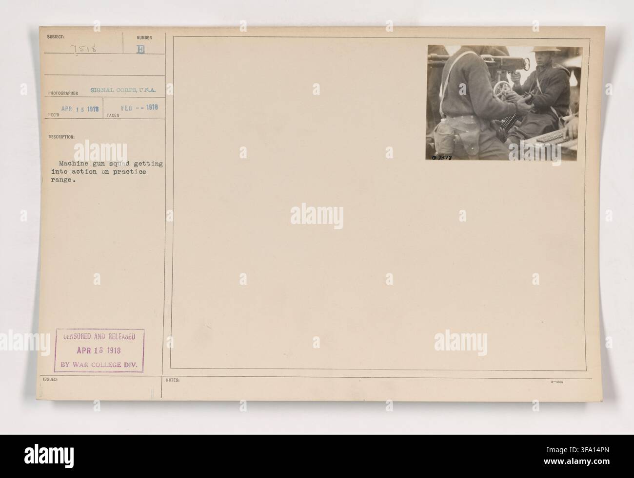 Ein Maschinengewehrzug der United States Army, der auf einem Übungsplatz in Aktion tritt, in einem Foto, das im Februar 1918 von einem Fotografen des Signal Corps aufgenommen wurde. Stockfoto