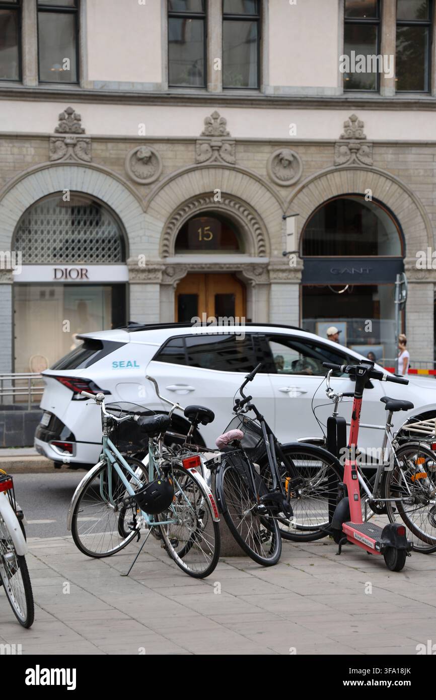 Auto mit großen auf dem Dach montierten Kameras, die Bilder auf Straßenniveau im Zentrum von Stockholm aufnehmen. Stockfoto