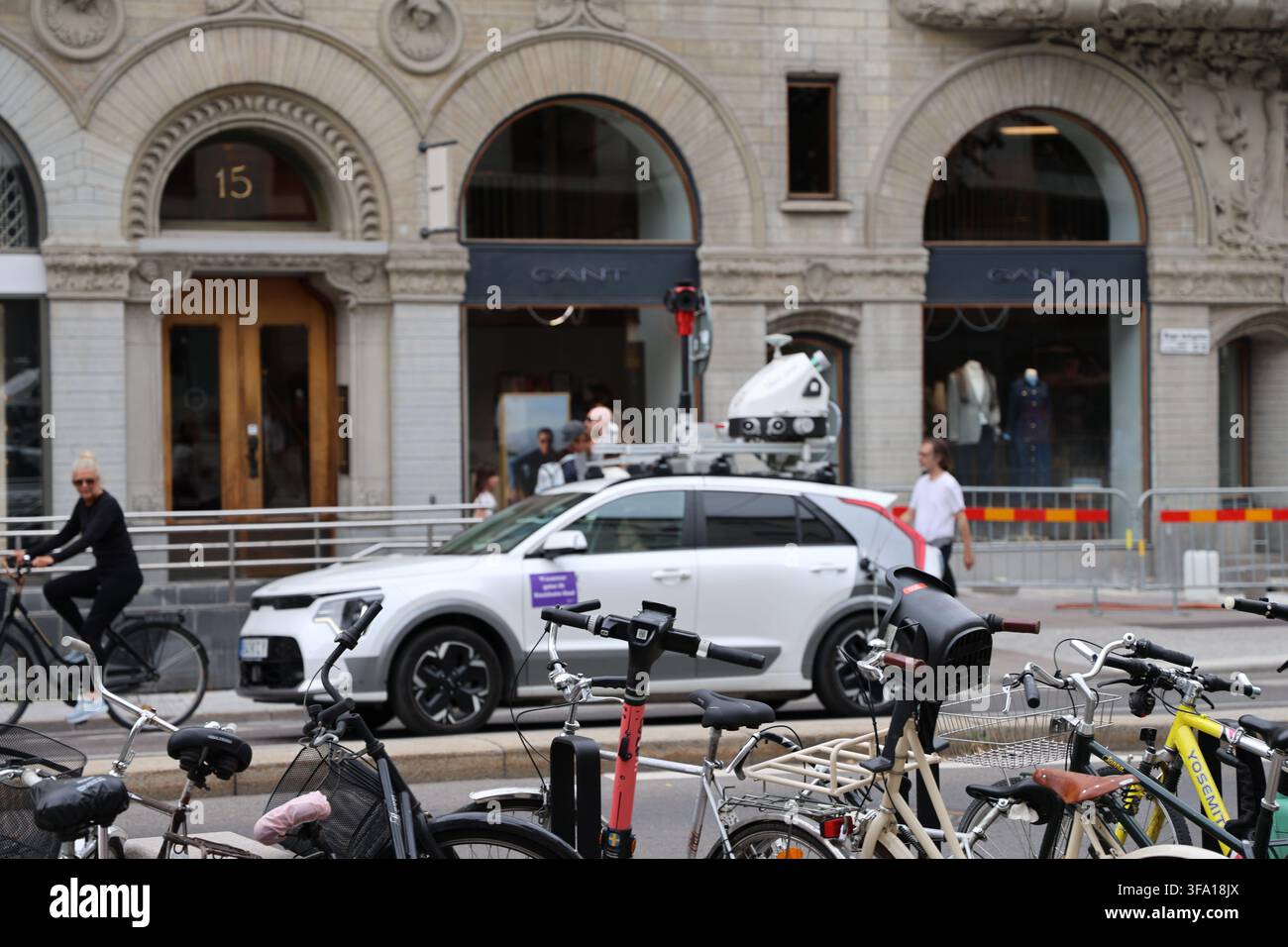 Auto mit großen auf dem Dach montierten Kameras, die Bilder auf Straßenniveau im Zentrum von Stockholm aufnehmen. Stockfoto