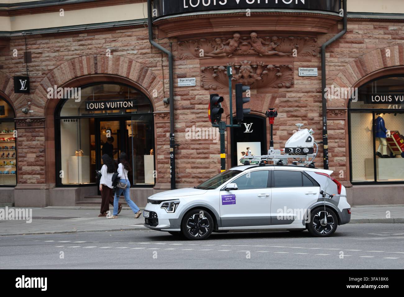 Auto mit großen auf dem Dach montierten Kameras, die Bilder auf Straßenniveau im Zentrum von Stockholm aufnehmen. Stockfoto