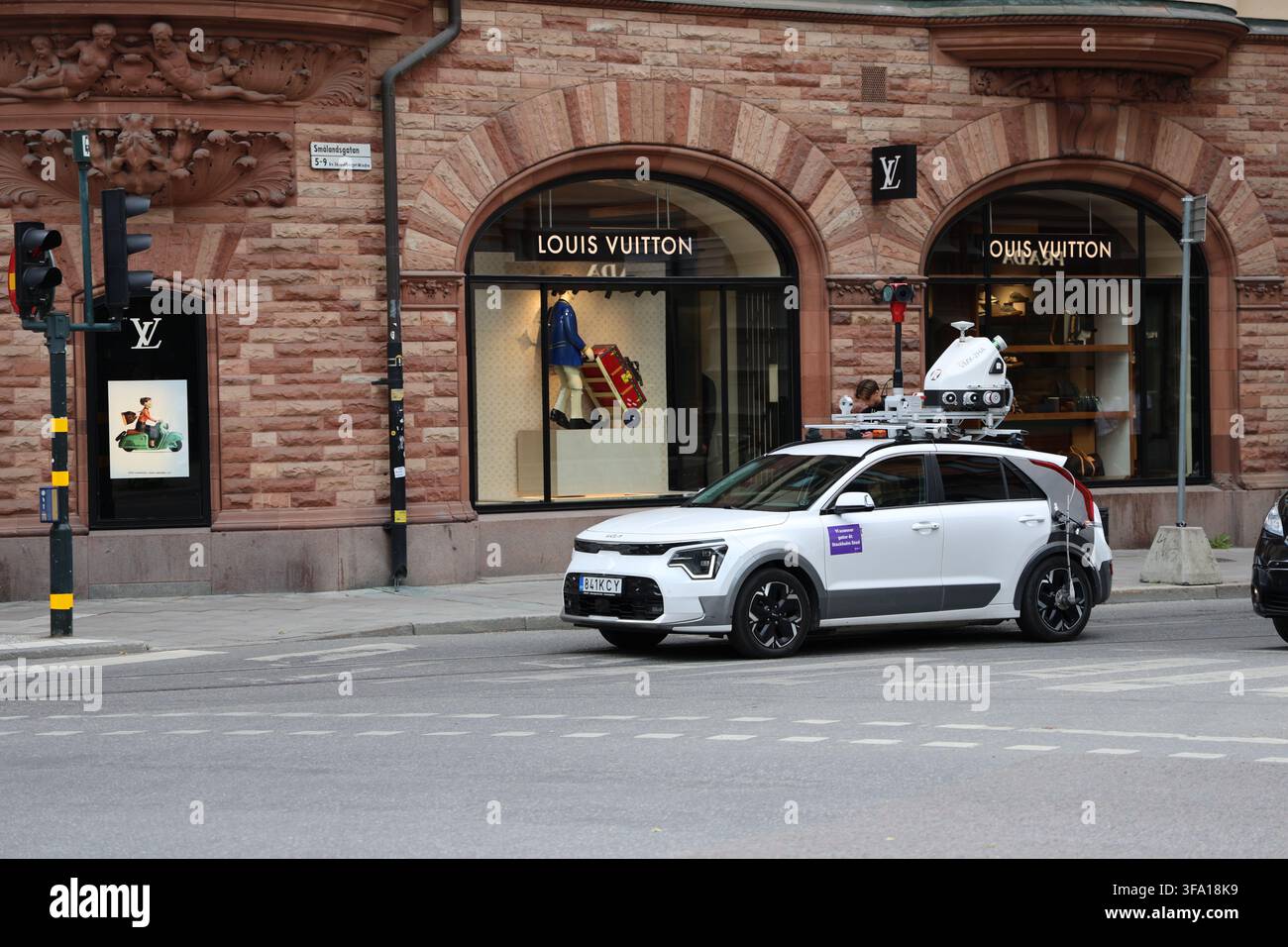 Auto mit großen auf dem Dach montierten Kameras, die Bilder auf Straßenniveau im Zentrum von Stockholm aufnehmen. Stockfoto