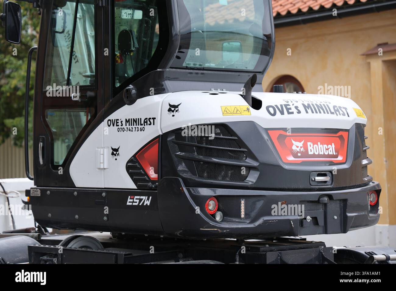 Kompaktbagger und Minilader von Oves Minilast, die kleine Baumaschinen und Erdbewegungsgeräte repräsentieren. Stockfoto