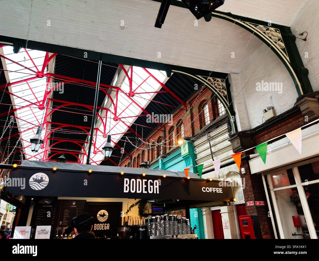 Dublin, Irland - 22. Mai 2026: Stimmungsvolle Kaffeestube auf einem belebten Indoor-Markt in Dublin mit Vintage-Architektur und festlichen Dekorationen. Stockfoto