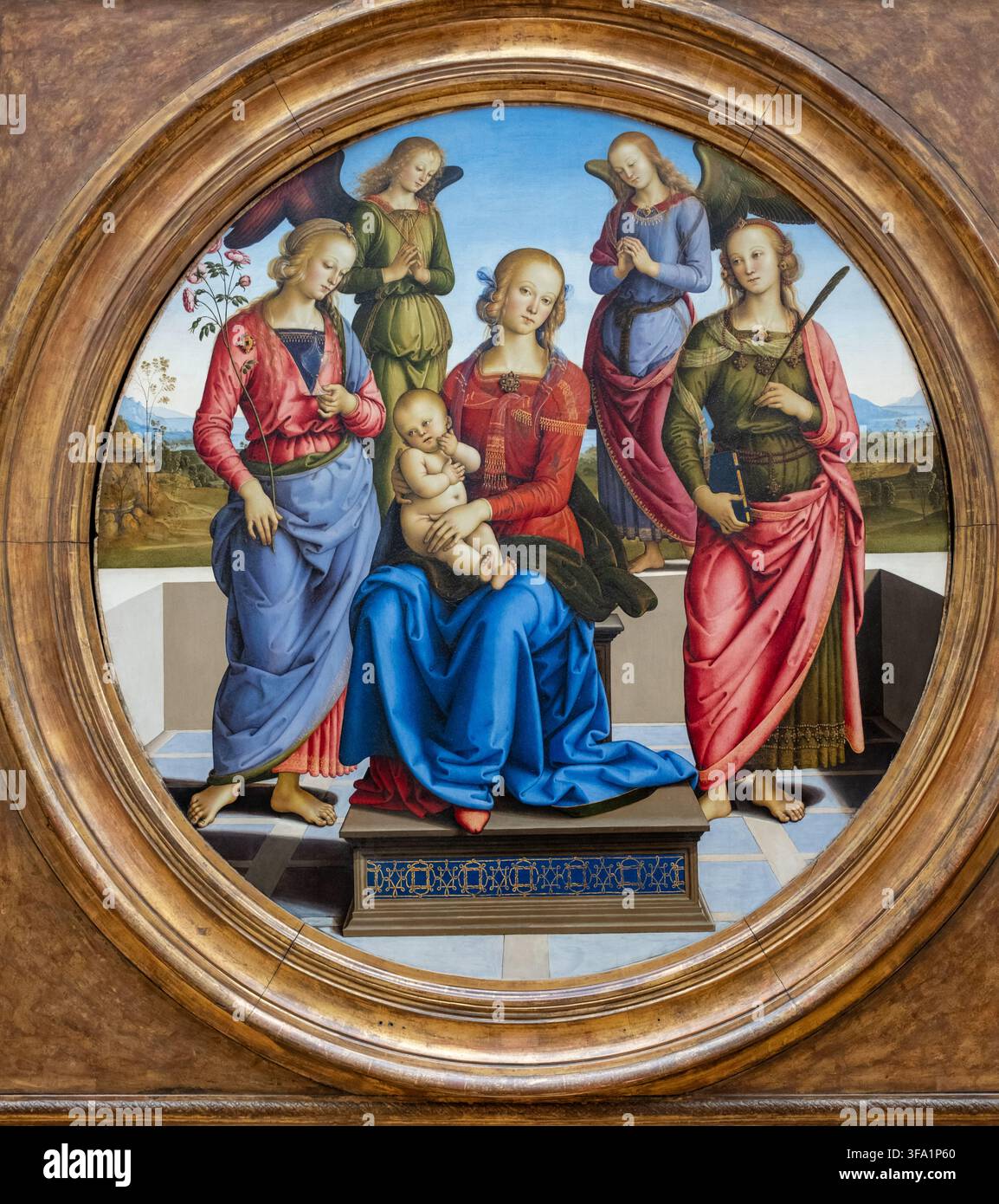 Die Jungfrau und das Kind umgeben von zwei Engeln von Perugino - Originales Kunstölgemälde Stockfoto