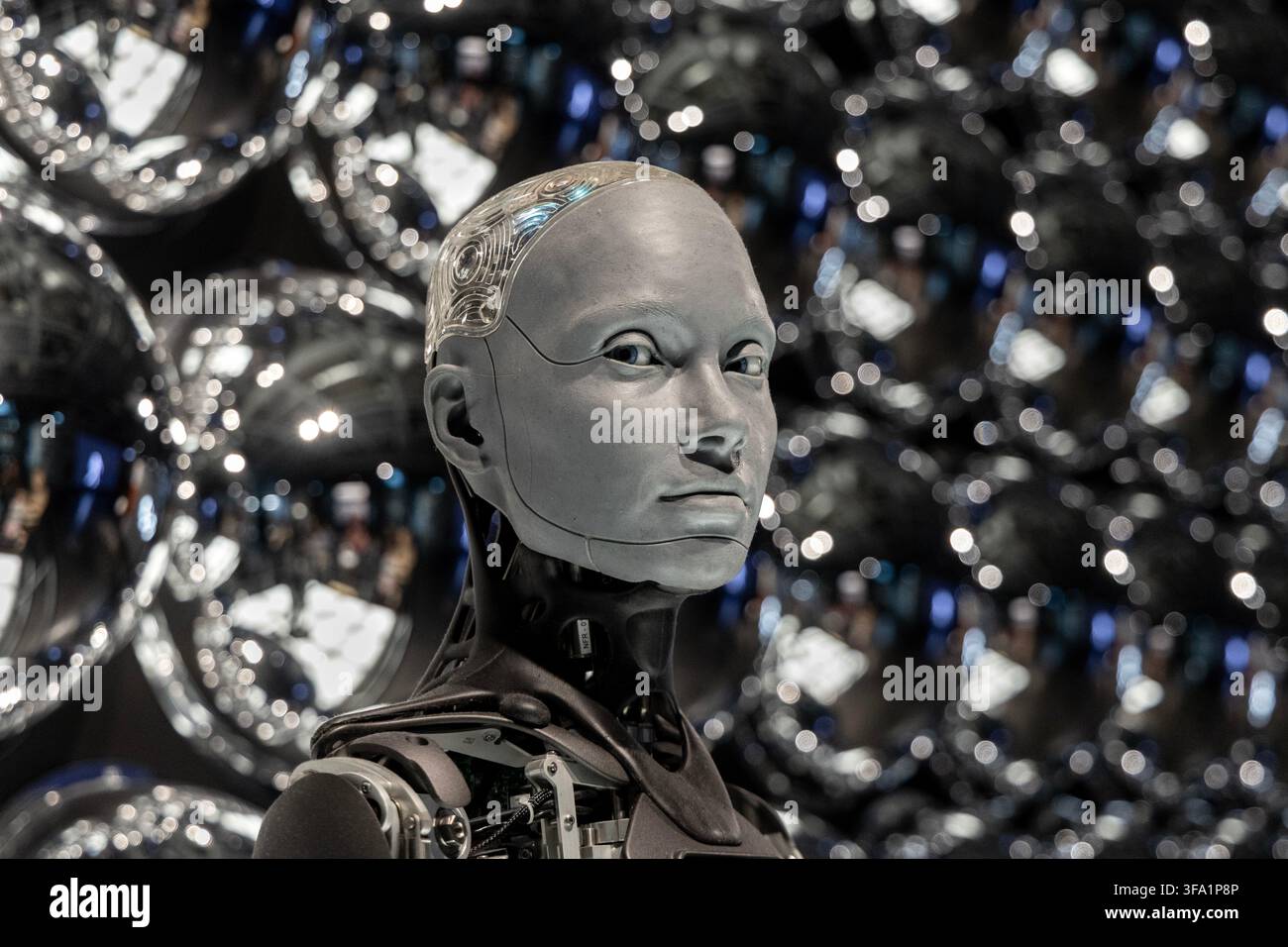 Nahaufnahme des humanoiden Roboters Ameca, angetrieben von generativer KI, Copernicus-Wissenschaftszentrum, Warschau, Polen Stockfoto