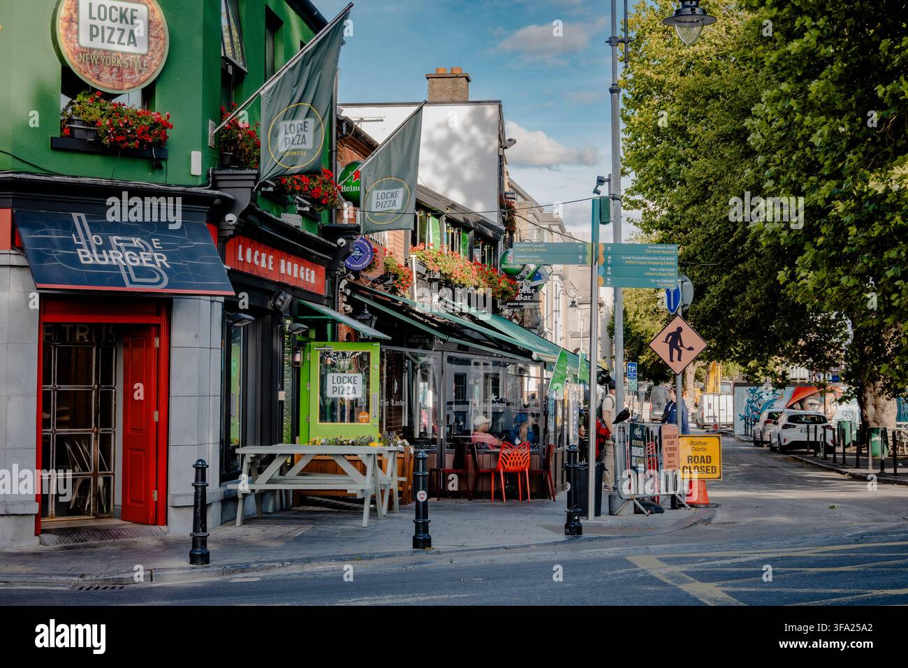 Lokke Burger und Lokke Pizza-Laden am George's Quay in Limerick Stadt, County Limerick, Irland, Europa. Straßenansicht mit Außensitzterrassen Stockfoto