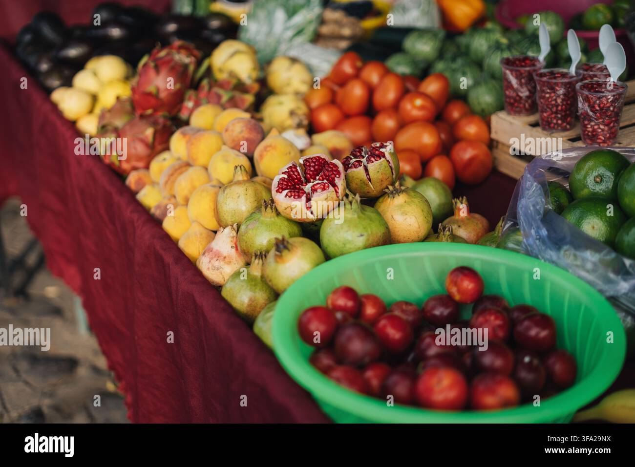 Marktstand mit einer Vielzahl von Früchten und Gemüsen in Huasca, Hidalgo Stockfoto
