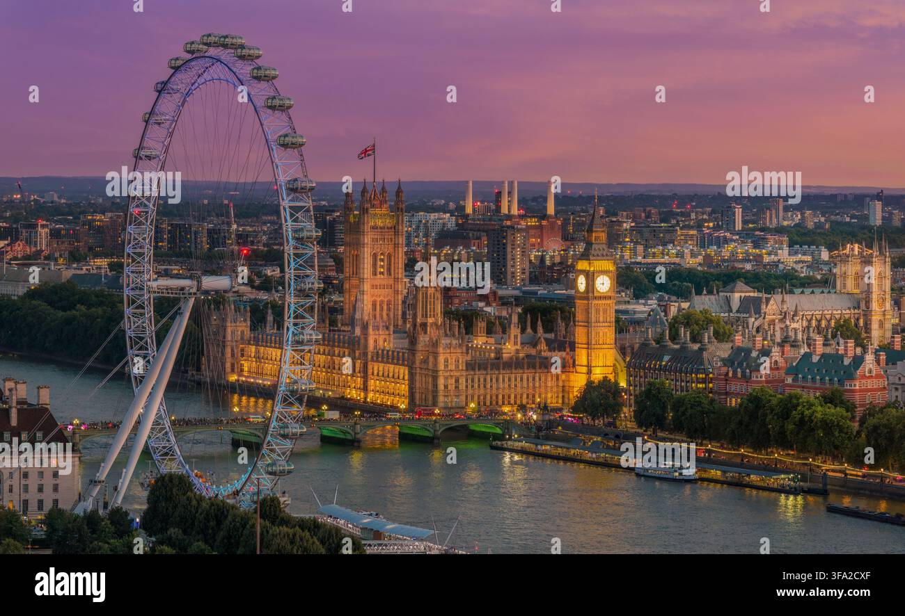 Luftbild des London Eye und der Houses of Parliament neben der Themse, zeigt Westminster und das Zentrum von London, England, UK. Stockfoto