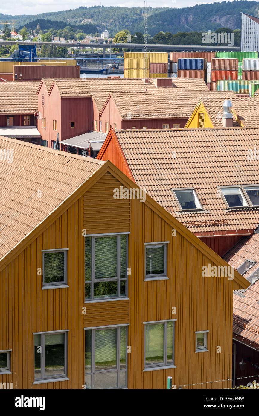 Blick auf die farbenfrohen Holzgebäude und Terracotta-Dächer im Hafenbereich von Kristiansand, Agder, Norwegen. Stockfoto