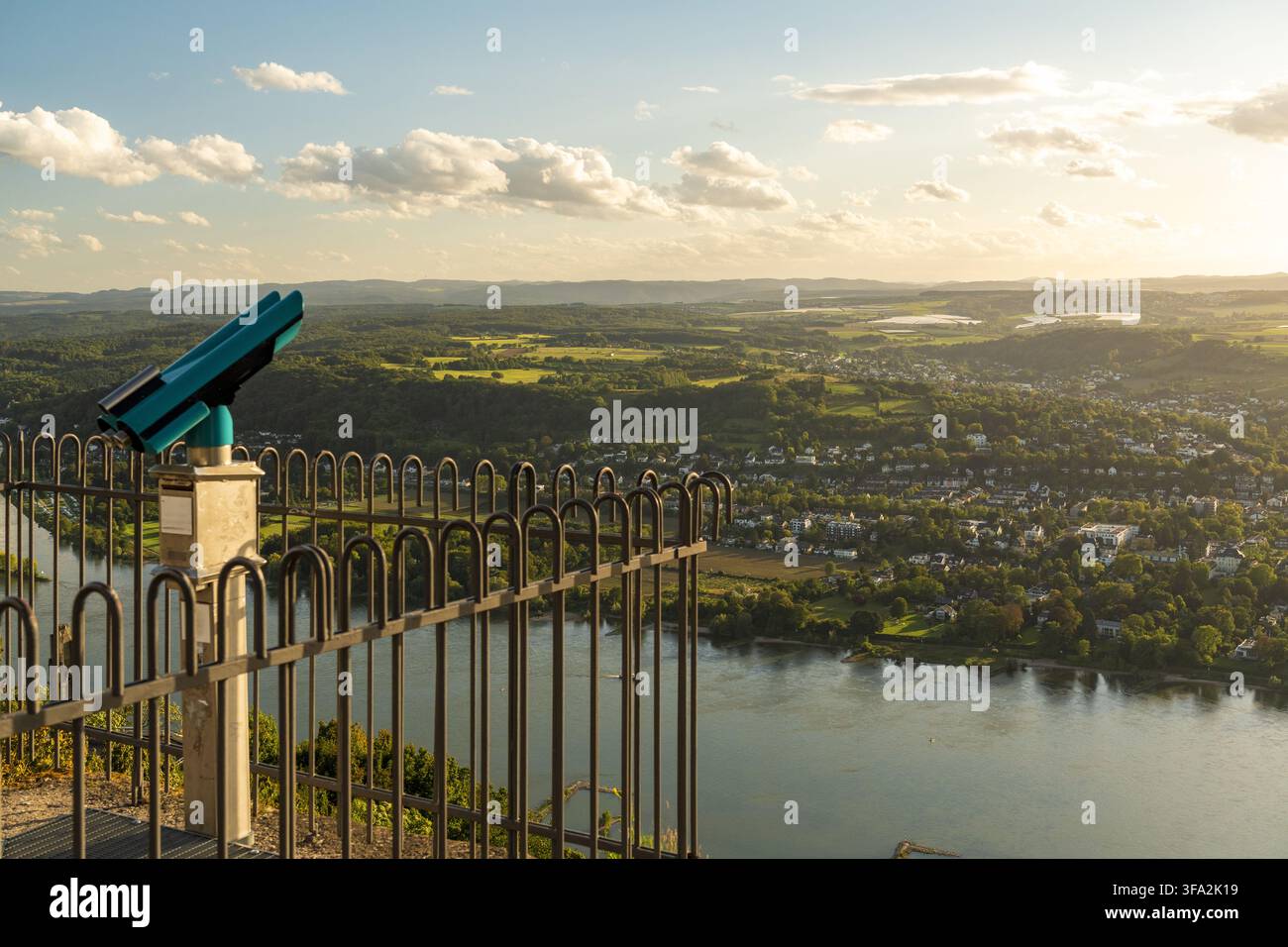 Ansicht eines münzbetriebenen Teleskops mit Blick auf den Rhein und die sanfte grüne Landschaft des Rheintals in Königswinter, Nordrhein-Westfalen Stockfoto