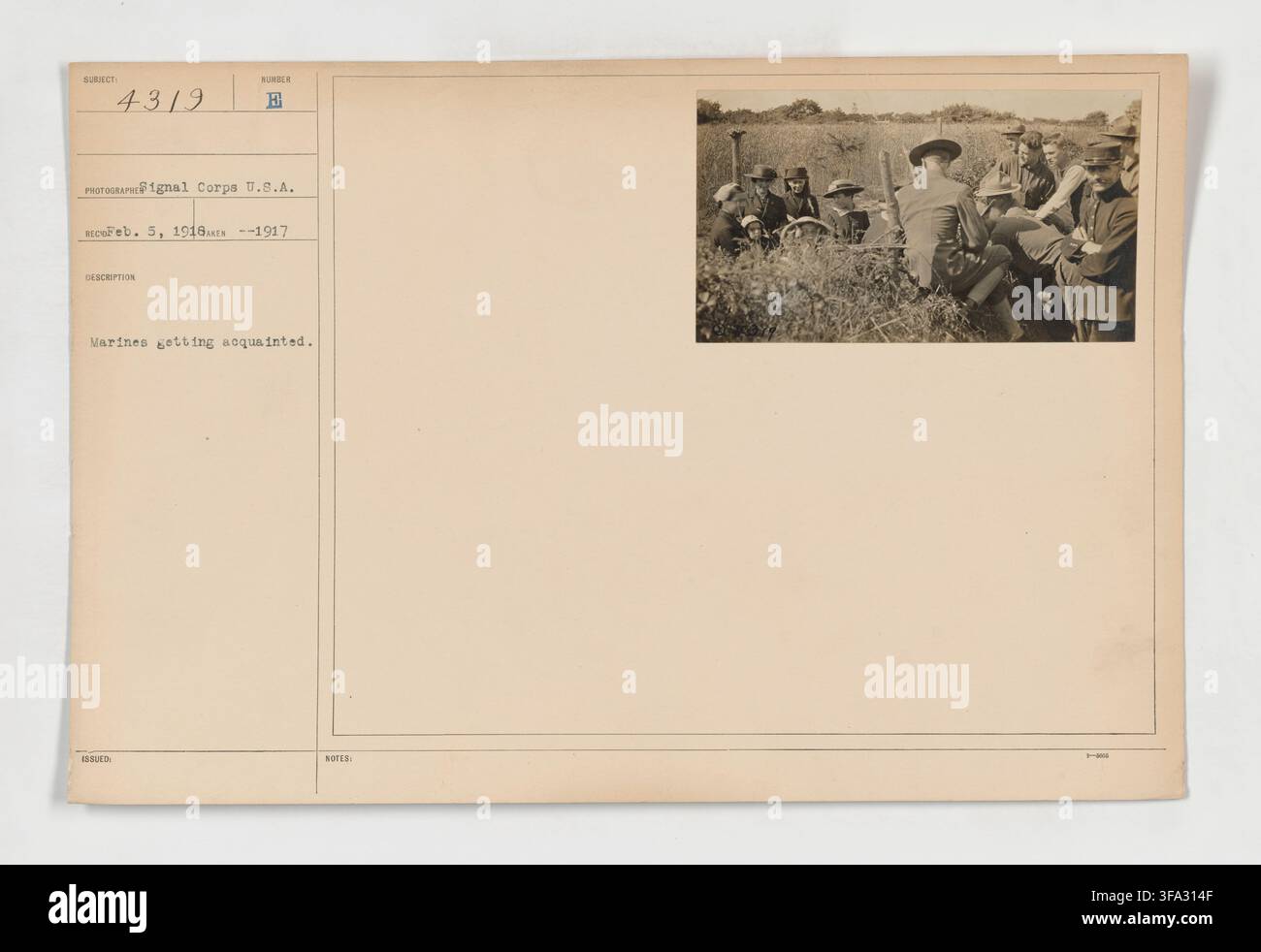 United States Marines, die sich kennenlernen, auf einem Foto, das während der Zeit des Ersten Weltkriegs vom Signal Corps, U.S.A., aufgenommen wurde Stockfoto