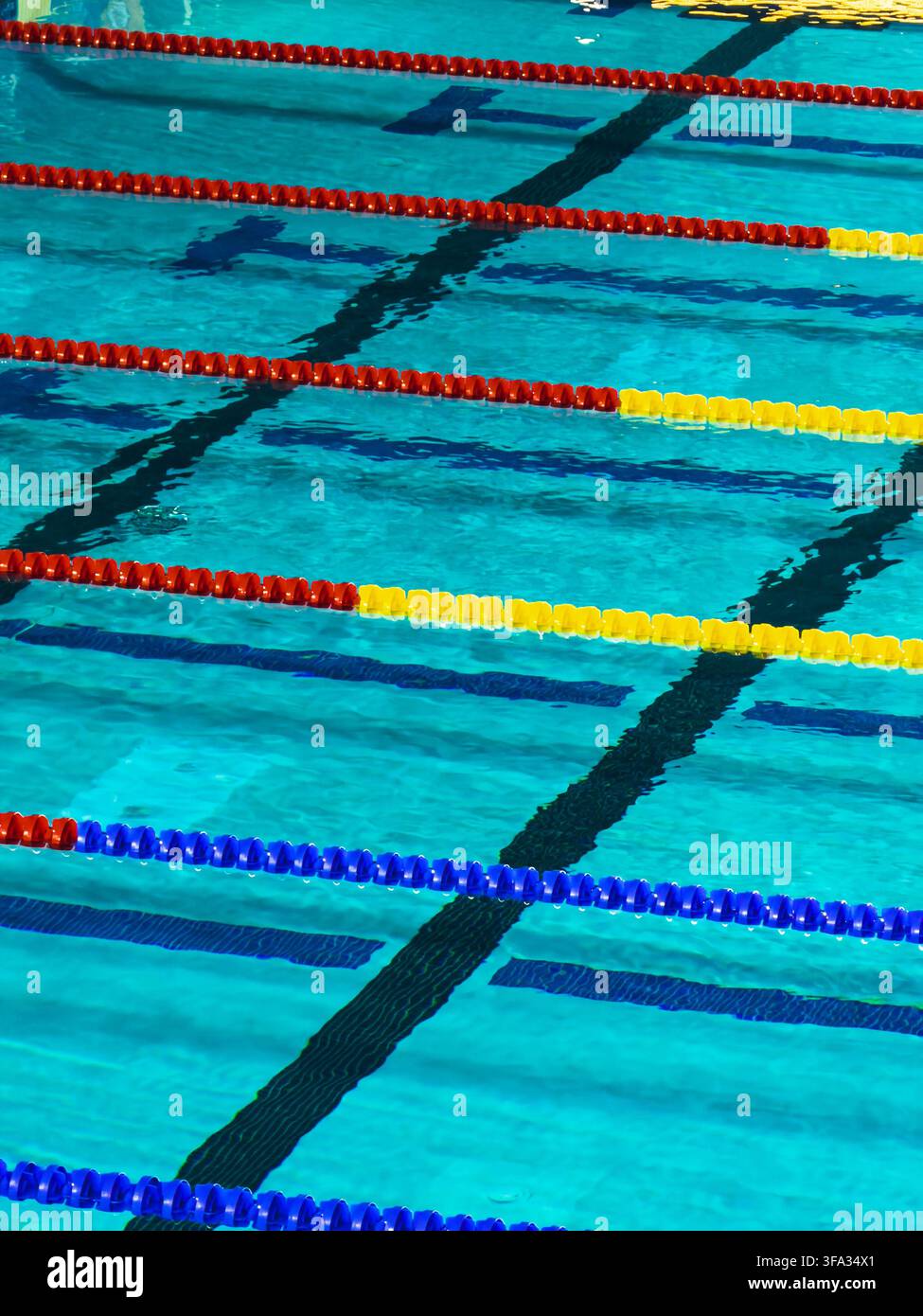 Schwimmbecken mit Bahnmarkern, die für den Wettkampf eingerichtet sind Stockfoto