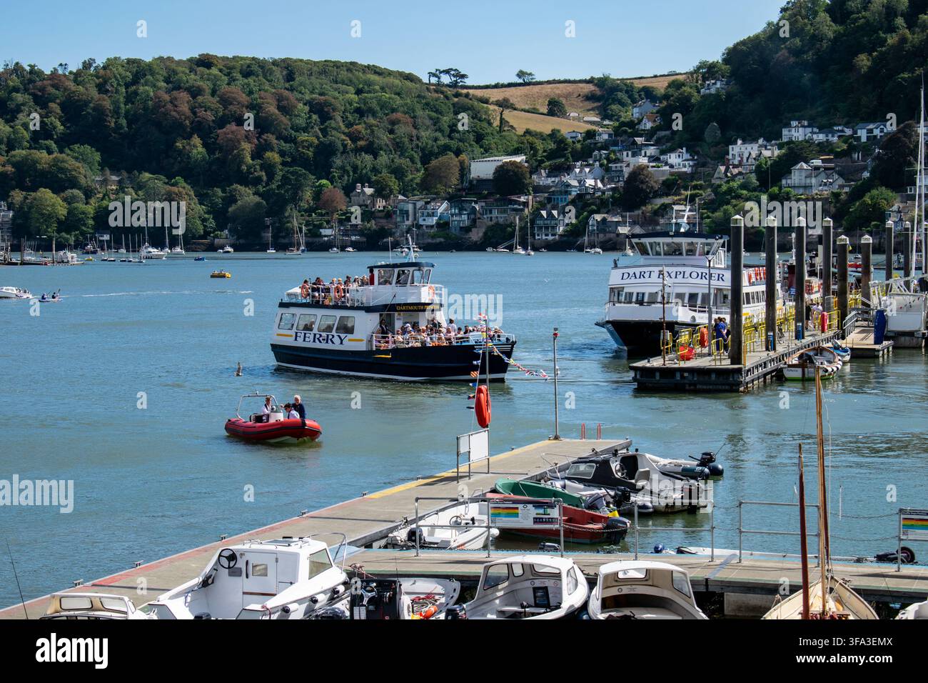 Dartmouth-Prinzessin-Fähre und Dart Explorer-Passagierboot auf dem Fluss Dart in Dartmouth, South Devon, England. Stockfoto