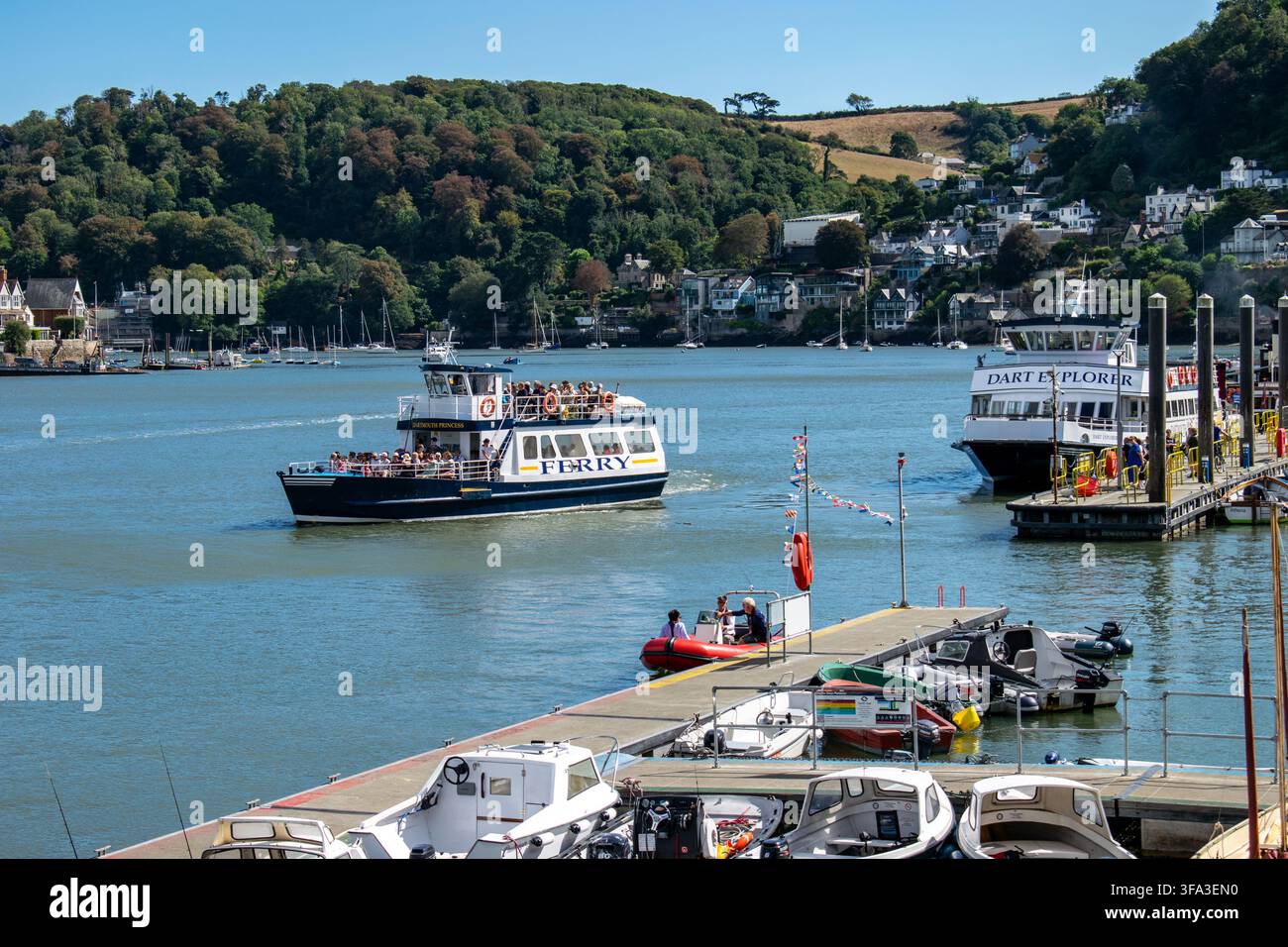 Die Dartmouth Princess-Fähre passiert die Dart Explorer auf dem Fluss Dart in Dartmouth, South Devon, England. Stockfoto
