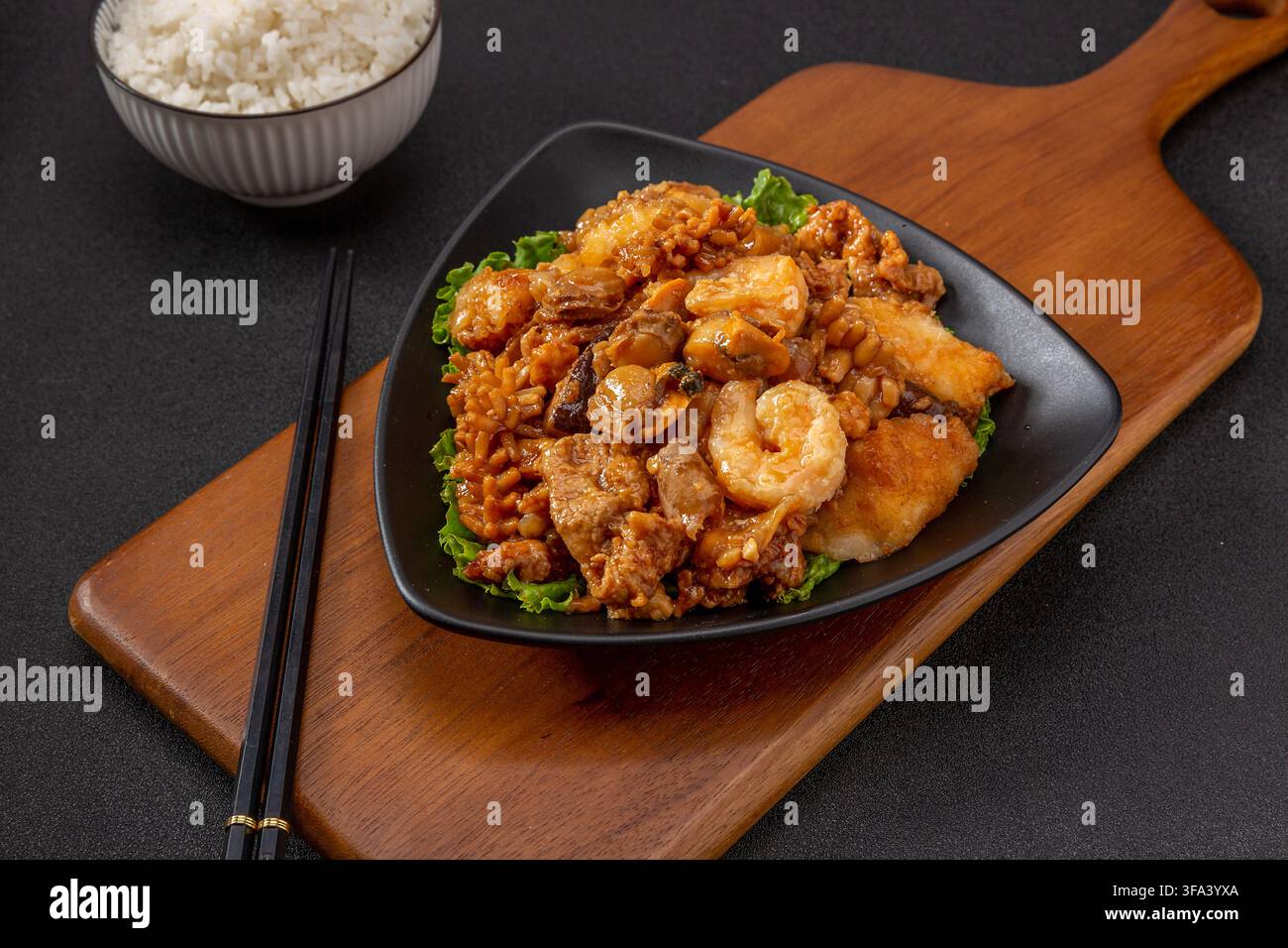 Chinesischer Acht-Schätze-Tofu-Meeresfrüchte-Stirfry Stockfoto