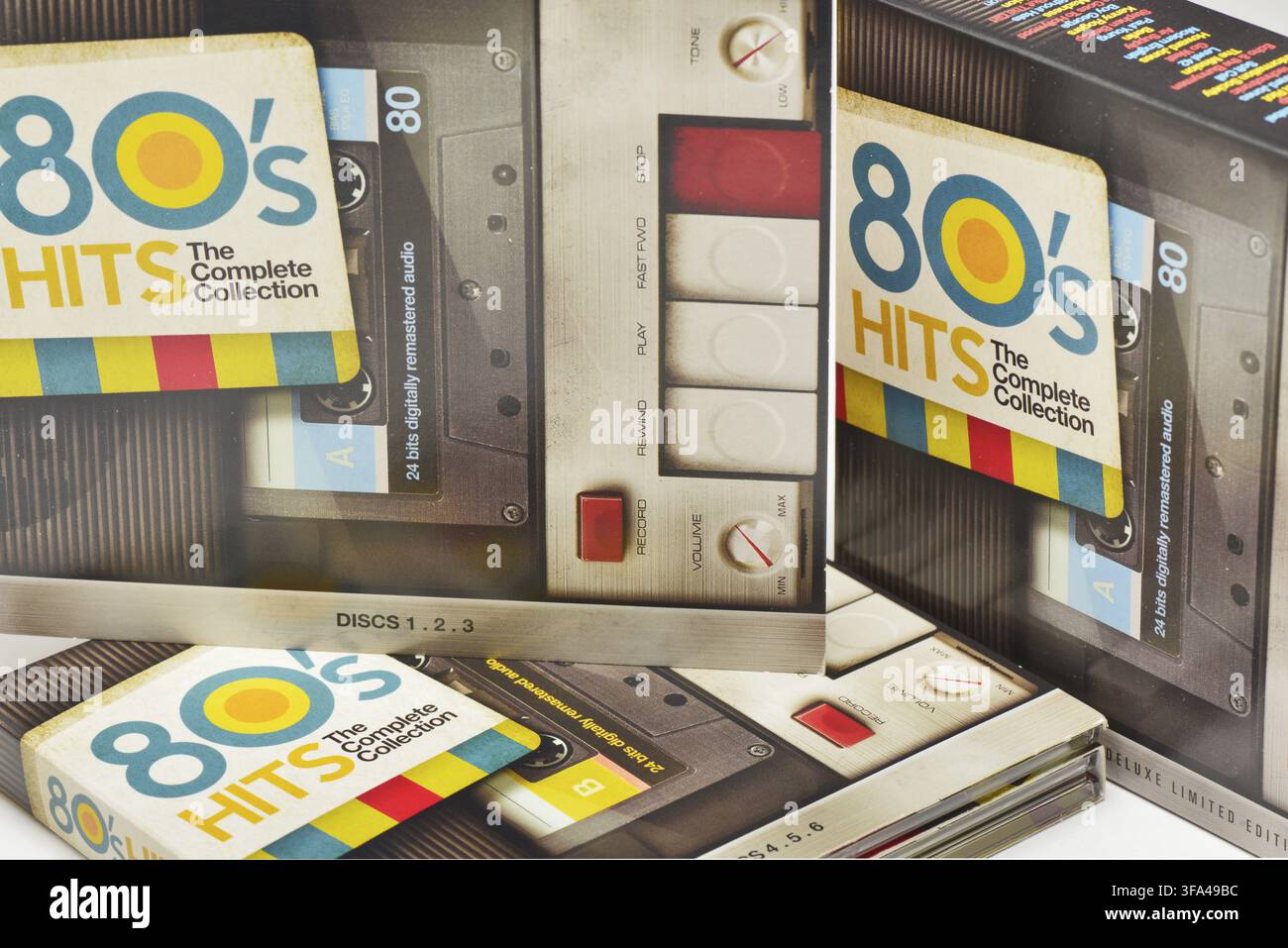 80er Jahre Hits the Complete Collection CDs Vintage Art Look Papierkoffer Hüllen Hüllen Stockfoto