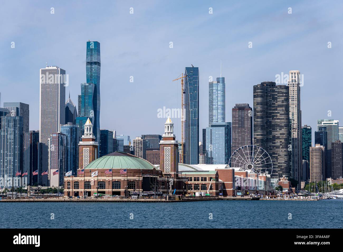 Die Kuppel des Navy Pier Grand Ballroom und das Centennial Wheel eingerahmt von der Hochhaus-Skyline der Innenstadt von Chicago entlang des Michigansees. Stockfoto