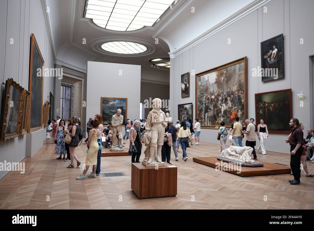 Besucher betrachten Skulpturen und Gemälde im Louvre-Museum, 30. Mai 2025, Paris, Frankreich Stockfoto