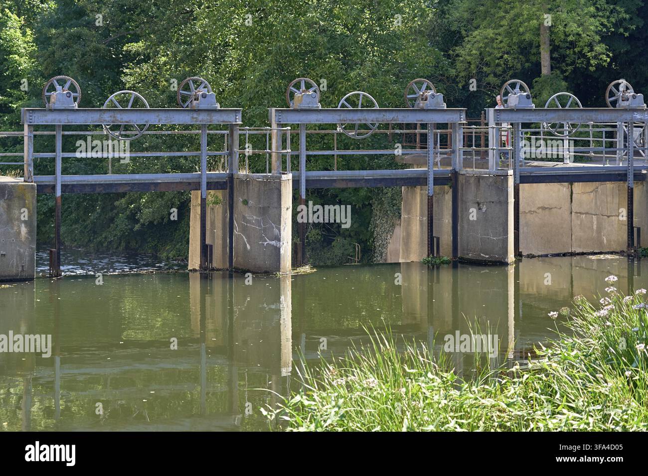 Technologische Wasserregulierung und historische Infrastruktur am Muehlengraben in Cottbus, im Bundesland Brandenburg: ein mechanisches Wehrsystem mit Stockfoto