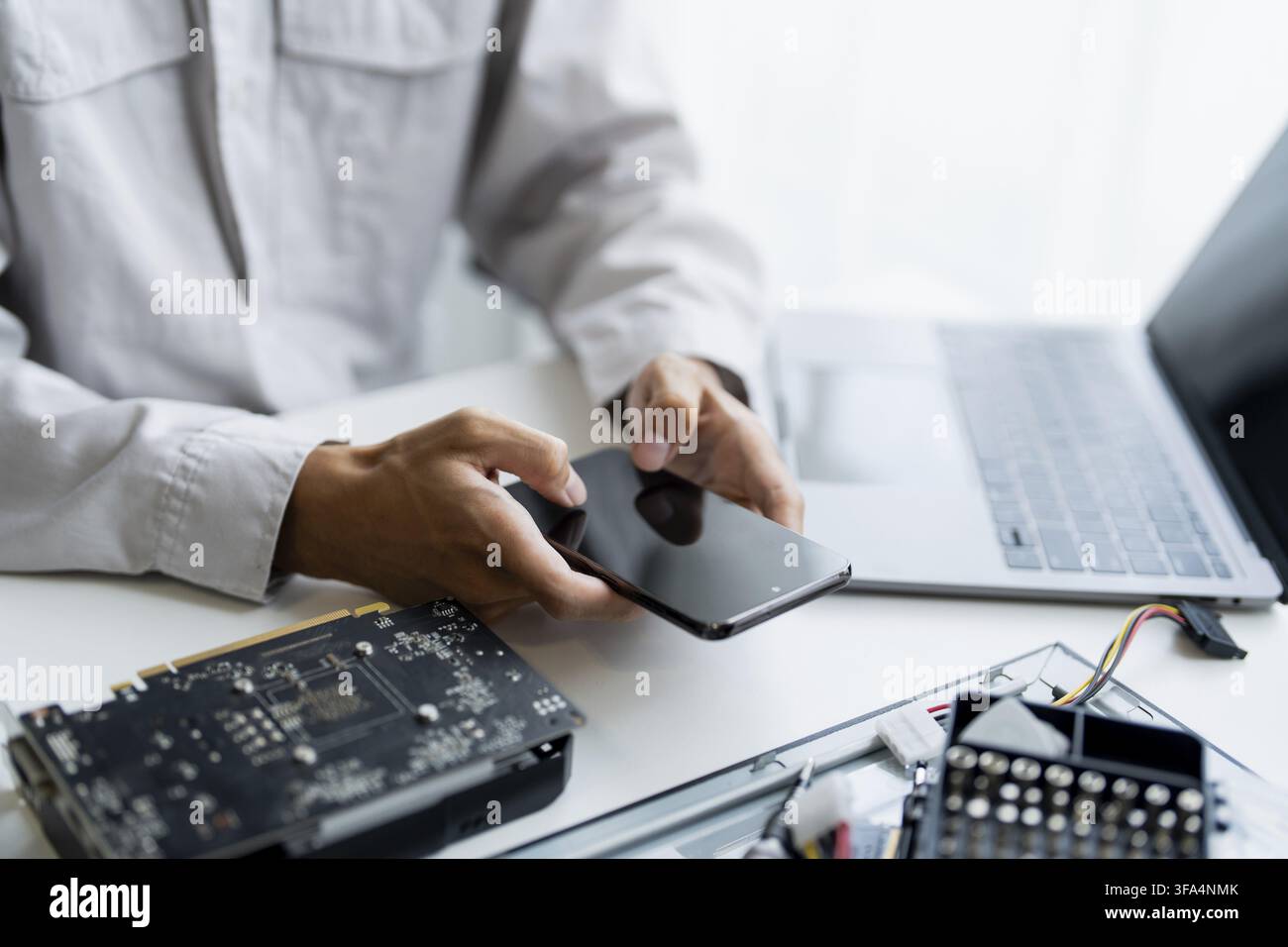 IT-Ingenieur Installation Hardware Ausrüstung Entwicklung Facility Engineer Wartung Computer Motherboard elektronische Reparaturwerkstatt Technologiegeschäft Stockfoto