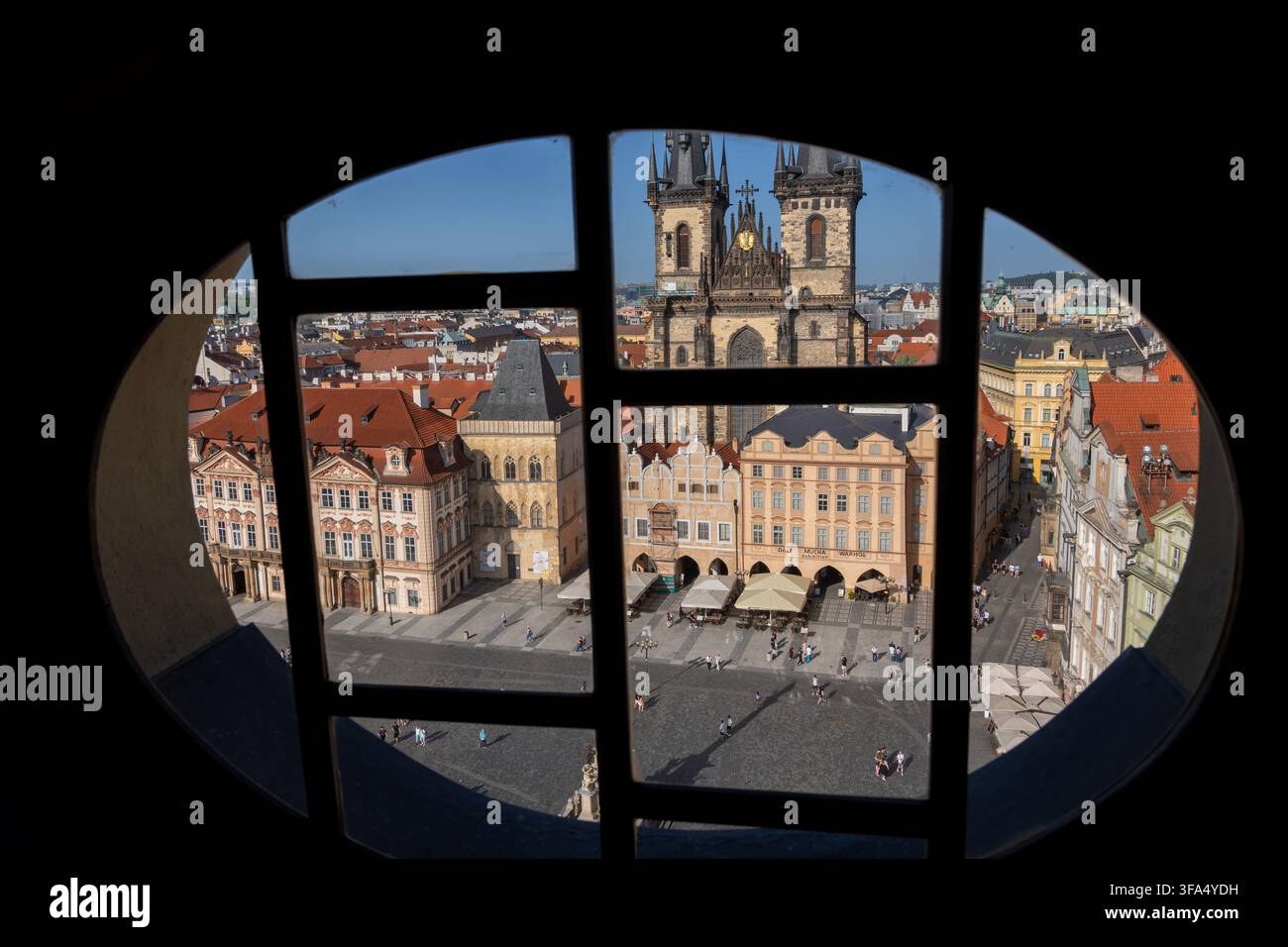 Altstädter Ring in der Stadt Prag, Tschechische Republik. Blick durch das Fenster des Altstädter Rathauses. Stockfoto