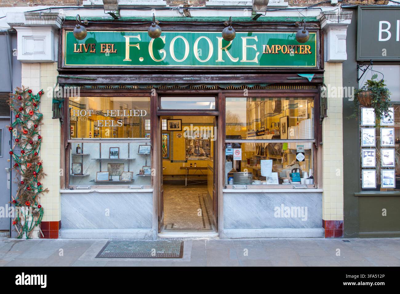 F Cooke, berühmter Aalshop im East End, ein traditionelles Straßenessen, Broadway Market, London, England, UK Stockfoto