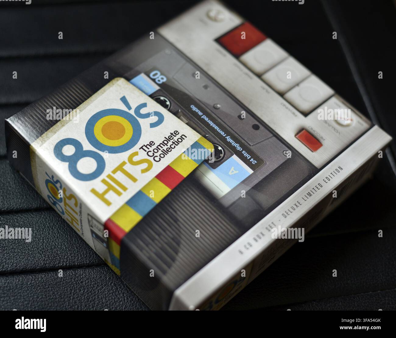 Papierkoffer im Vintage-Art-Look der 80er Jahre Music Hits Complete CD Collection Deluxe Limited Edition Stockfoto
