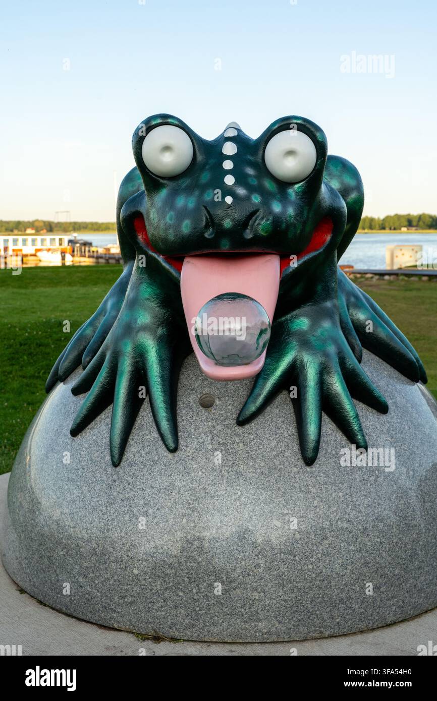 Võru Kreis, Estland – 3. August 2026: Nahaufnahme einer farbenfrohen dekorativen Froschfigur in einem öffentlichen Erholungsgebiet am See. Tamula konn Stockfoto