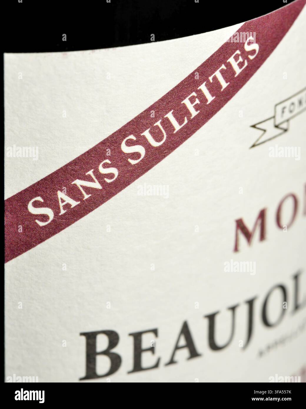 SANs Sulfites Text für keine Sulfite auf dem Etikett der französischen Beaujolais-Weinflasche hinzugefügt Stockfoto