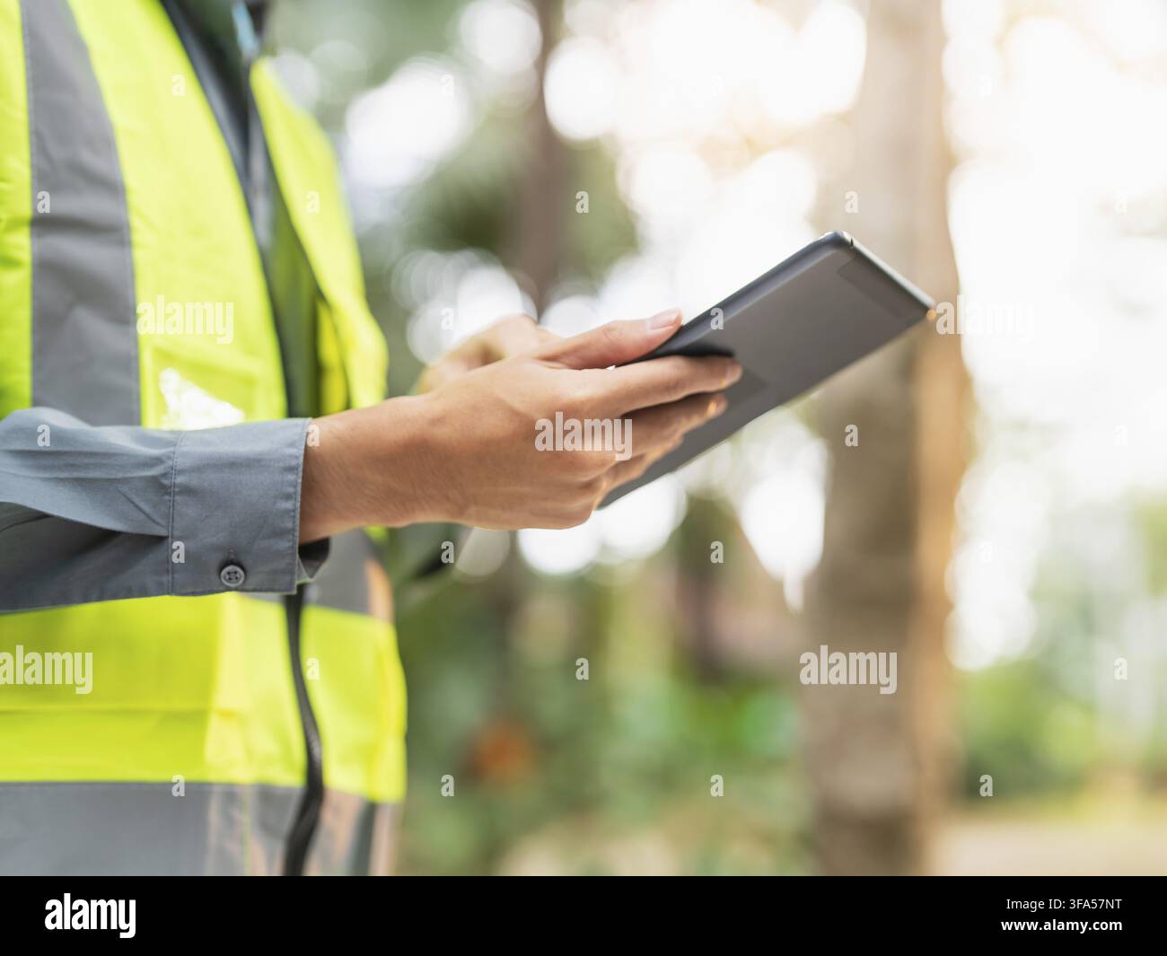 Asiatischer Ingenieur verwendet ein Tablet für digitales Monitoring und Projektmanagement bei Ingenieurarbeiten Stockfoto