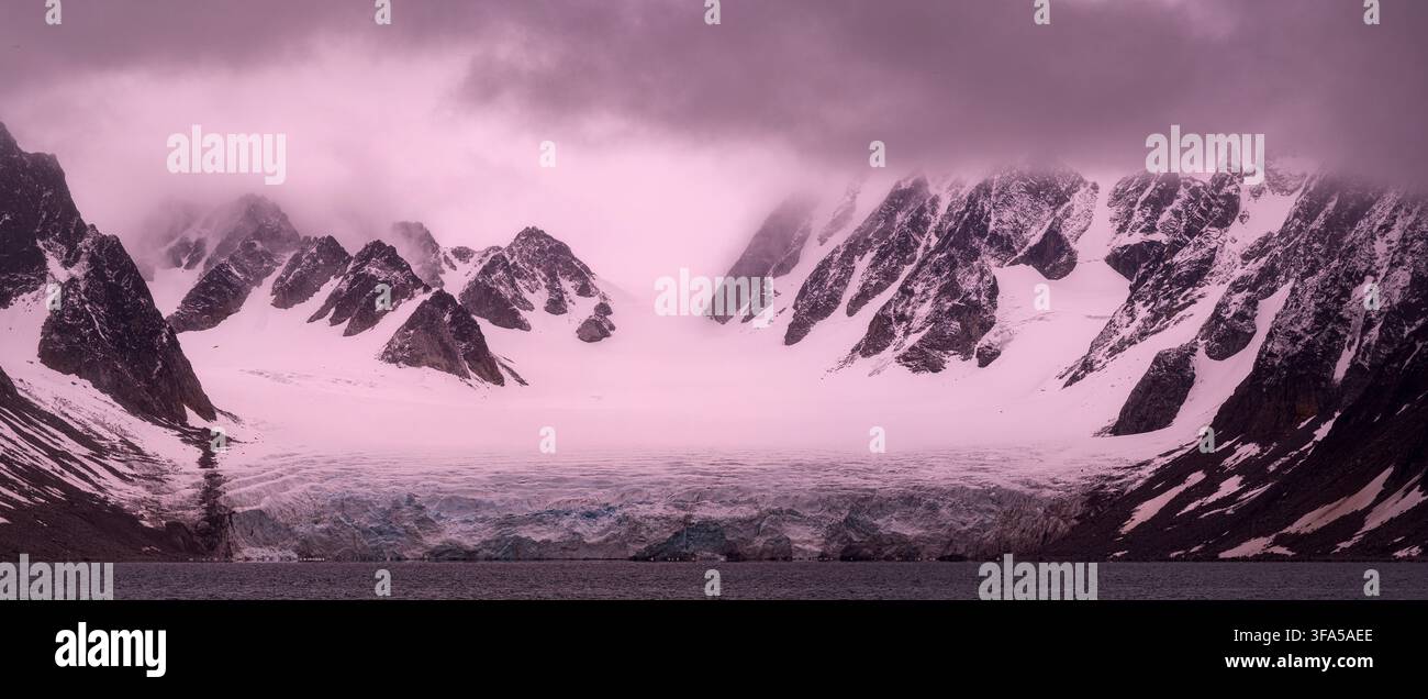 Großer Gletscher mit spitzen Bergen im nördlichen Teil von Svalbard / Spitzbergen Stockfoto