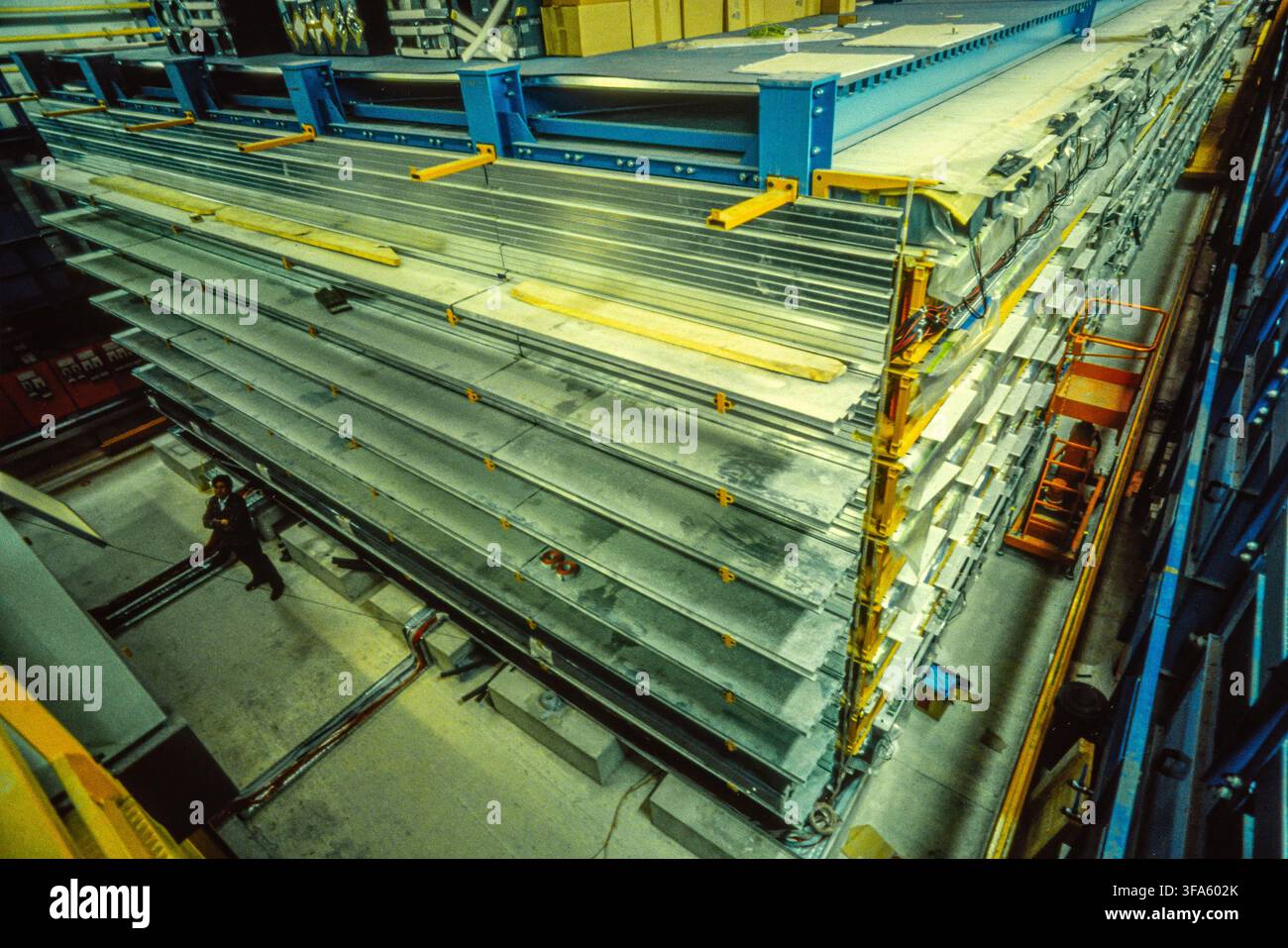 Erhöhte Ansicht einer großen Detektormodulstruktur in einer unterirdischen Forschungshalle. Gran Sasso Nationales Labor, L'Aquila, Abruzzen, Italien, Europa Stockfoto
