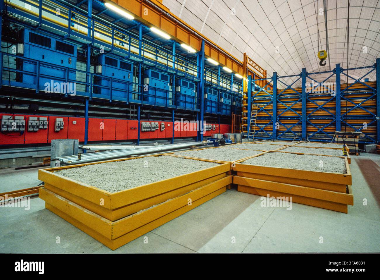 Breite Innenansicht einer unterirdischen Forschungshalle mit Detektormodulen und Technikern. Gran Sasso Nationales Labor, L'Aquila, Abruzzen, Italien, Europa Stockfoto
