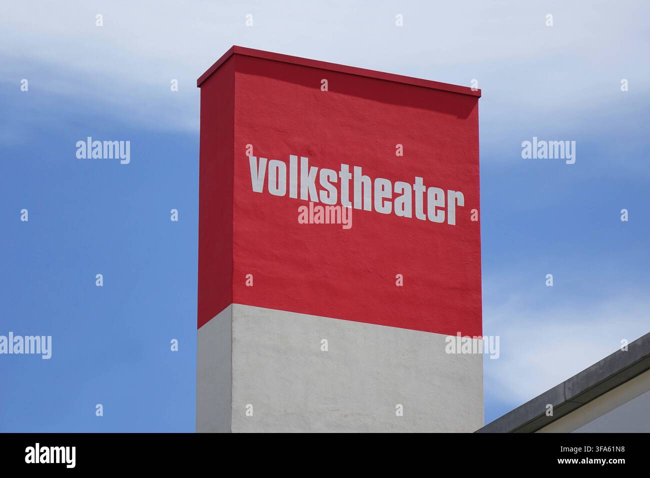 Stele mit Schriftzug Volkstheater Stele mit Schriftzug Volkstheater, 07.07.2026, München, Tumblingerstrasse, Bayern, An einer Stele befindet sich der Schriftzug Volkstheater. *** Stele mit den Worten Volkstheater Stele mit den Worten Volkstheater, 7. Juli 2026, München, Tumblingerstrasse, Bayern. Die Worte Volkstheater sind in eine Stele eingraviert. Stockfoto