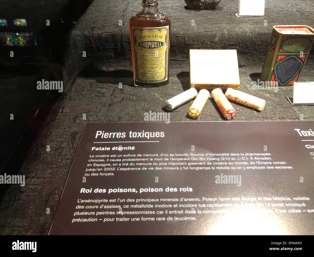 Eine Ausstellung im Palais de la Decouverte mit giftigen Steinen, darunter eine Flasche mit der Aufschrift Liquor Hyoscyami und mehrere farbenfrohe Pillen oder Kapseln. Gifte Bsip 016957 094 Stockfoto