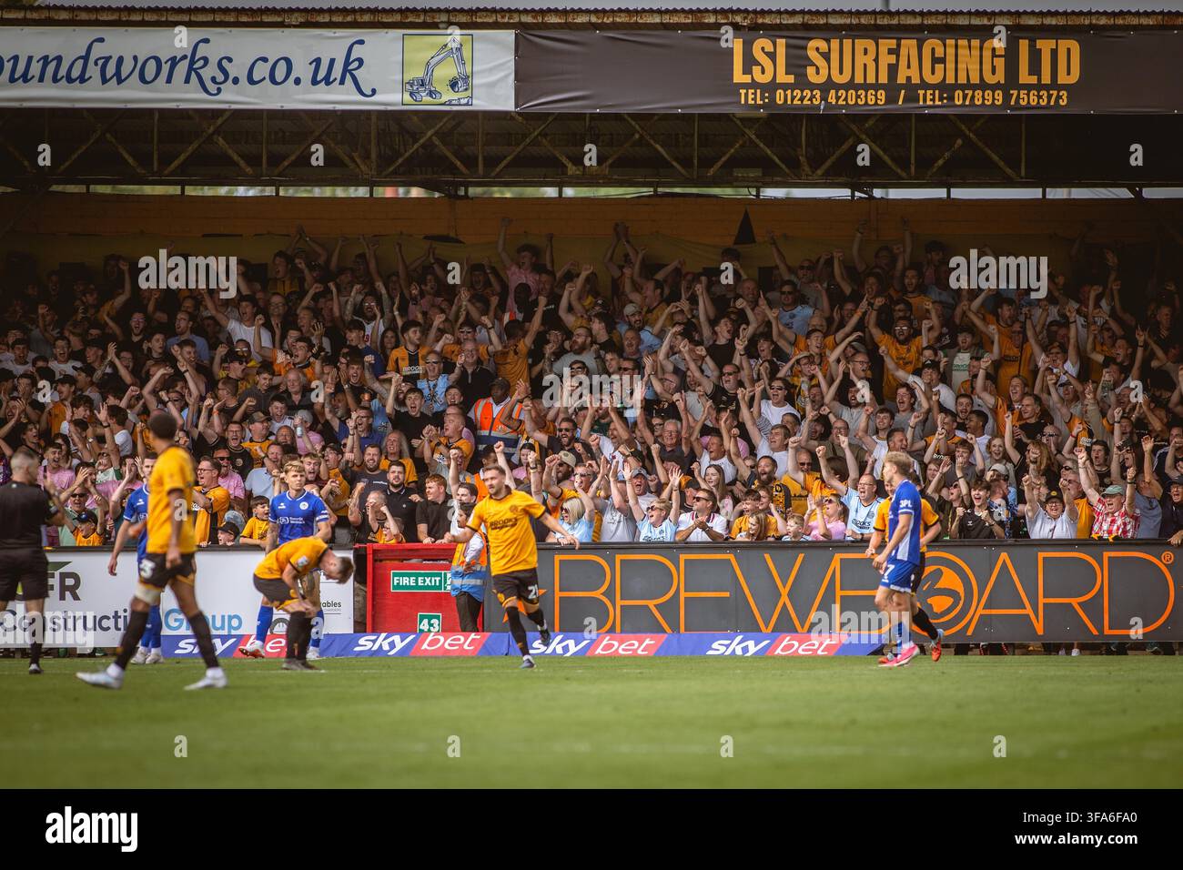 Fußballfans feiern und applaudieren einem Tor bei Cambridge United Stockfoto