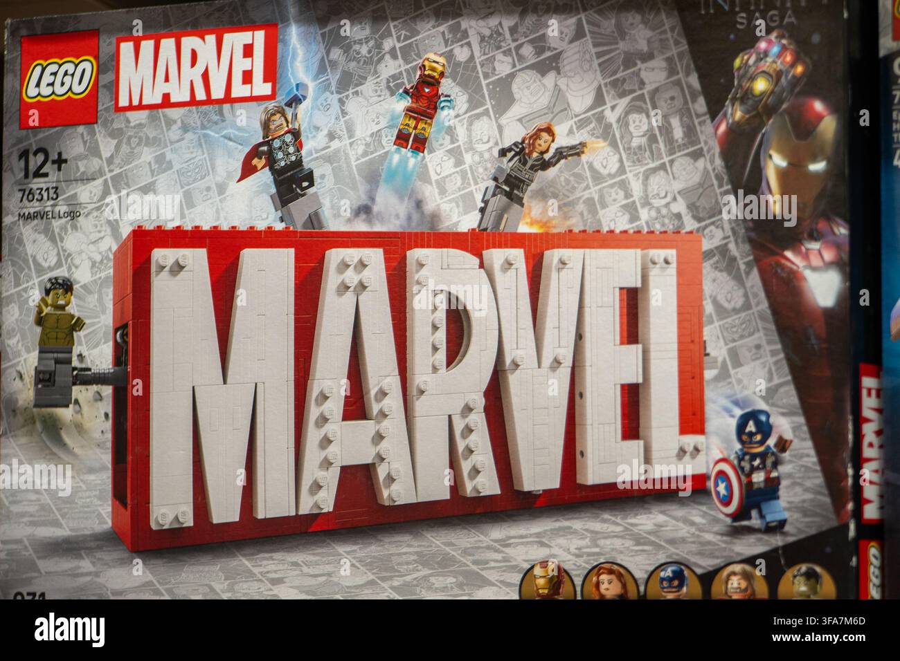 Farbenfrohe Einzelhandelsbox eines LEGO Marvel Avengers Logo Bauklötze Sets mit Superhelden-Minifiguren-Pack. Mailand, Italien - 24. Juni 2026 Stockfoto