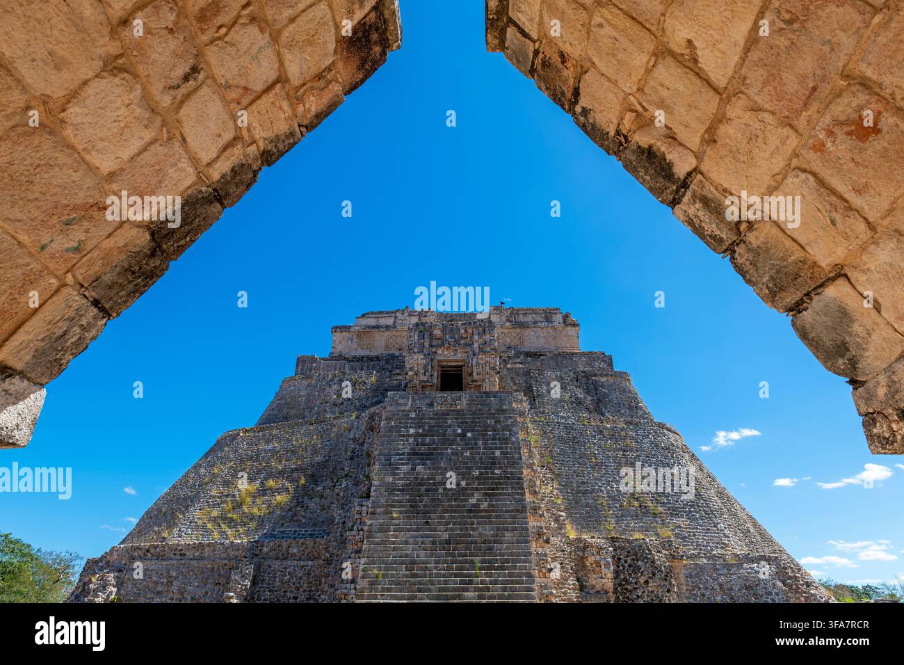 Pyramide des Magiers unter dem Dach, Uxmal, Mexiko. Stockfoto