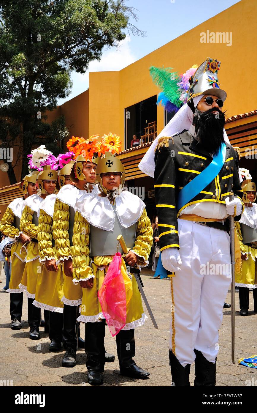 Mexico-Stadt, CDMX, Mexiko – 8. August 2026: Kostümierte Pueblanische Folkloretänzer bereiten sich auf eine traditionelle Aufführung vor Stockfoto