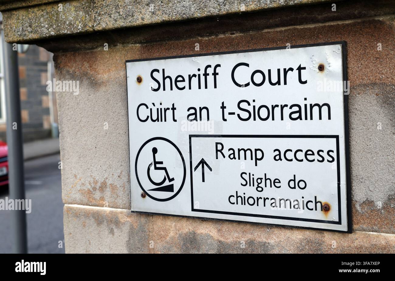Zweisprachiges Rampe-Zugangsschild des Oban Sheriff Court auf Englisch und Gälisch Stockfoto
