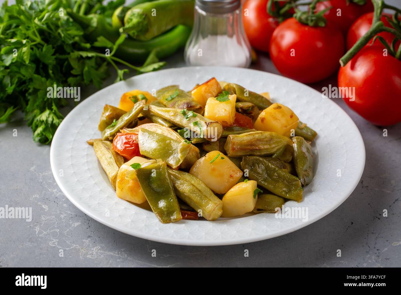 Gemüse-Sauté aus Sommergemüse. Stockfoto