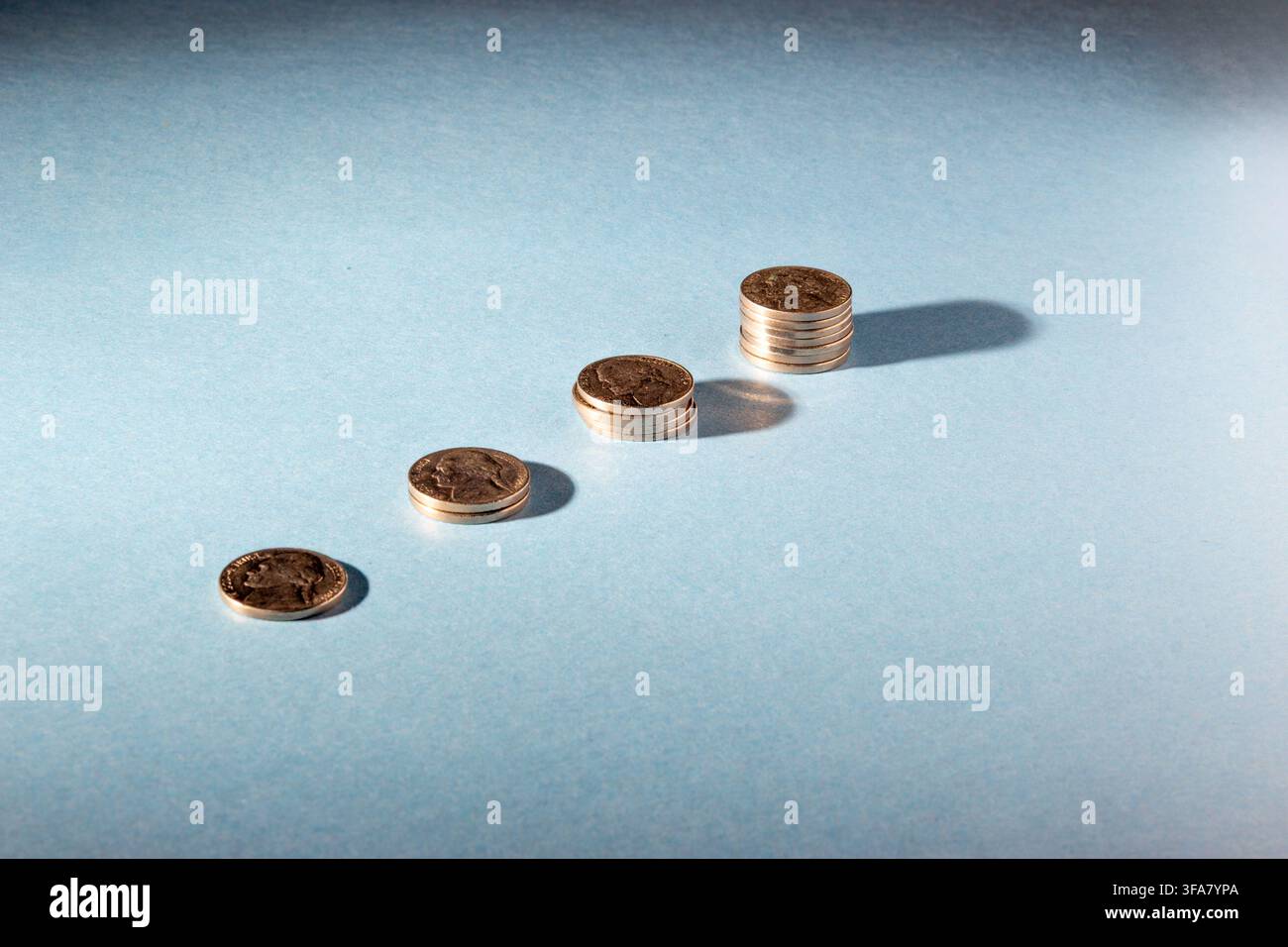 Steigende Stapel von US-Münzen, die finanzielles Wachstum und steigenden Wert veranschaulichen Stockfoto