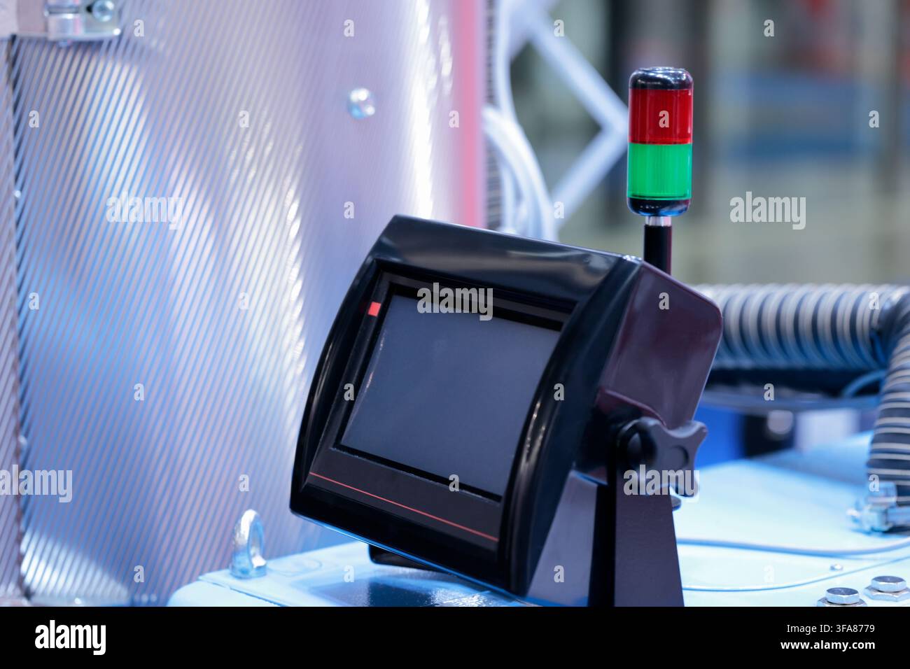 Industrielle HMI-Touchscreen-Steuerkonsole und roter grüner Signalturm. Selektiver Fokus. Stockfoto