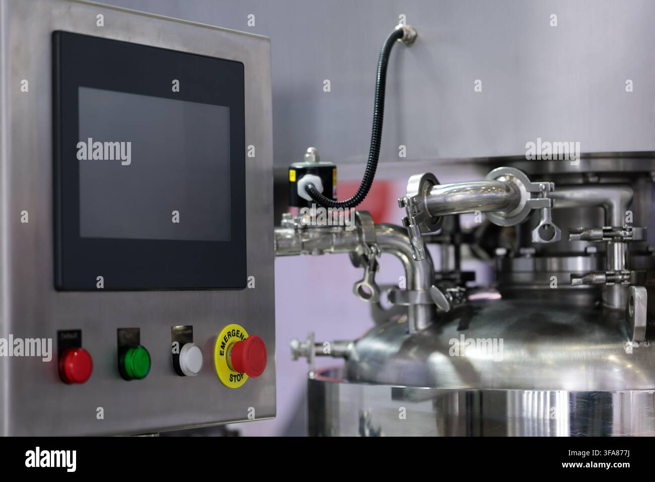 Touchscreen-Bedienfeld von automatisierter Chemikalienausrüstung. Selektiver Fokus. Stockfoto