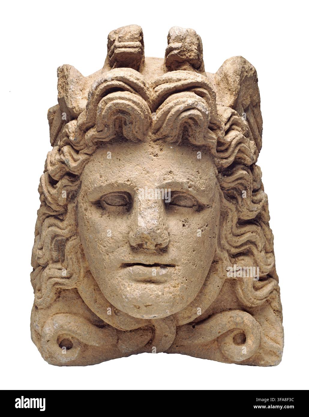 Akroterion mit Medusa. Unbekannter Künstler; Etrurien, Italien 300-275 v. Chr. Aus Tuffstein gehauen, ist dieser Steinblock ein Akroterion – ein architektonisches Ornament, das dazu bestimmt ist, die Dachlinie oder die Spitze eines antiken Tempels zu krönen. Es zeigt die Gorgone Medusa, komplett mit einem Paar Flügel auf ihrem Kopf und zwei bärtigen, verschlungenen Schlangenköpfen, die unter ihrem Kinn verknotet sind. Anstatt des furchterregenden Monsters mit Fangzähnen aus der früheren archaischen Periode spiegelt dieses späte etruskische Stück hellenistische Trends wider und stellt Medusa mit den weichen, tragischen Zügen einer schönen Frau dar Stockfoto